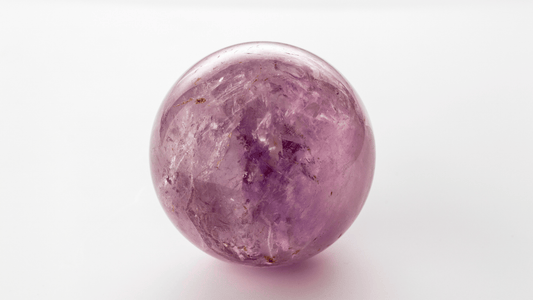 Minerales en forma de esfera: significado, beneficios y cómo usarlos