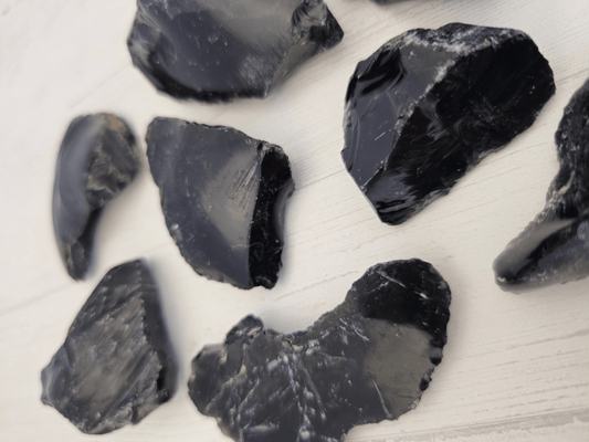 ¿Para qué se usa la obsidiana y cómo aprovechar su energía protectora?