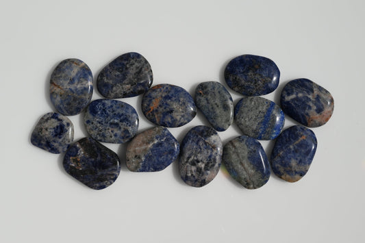 Sodalita: propiedades, significado y cómo usar esta piedra azul