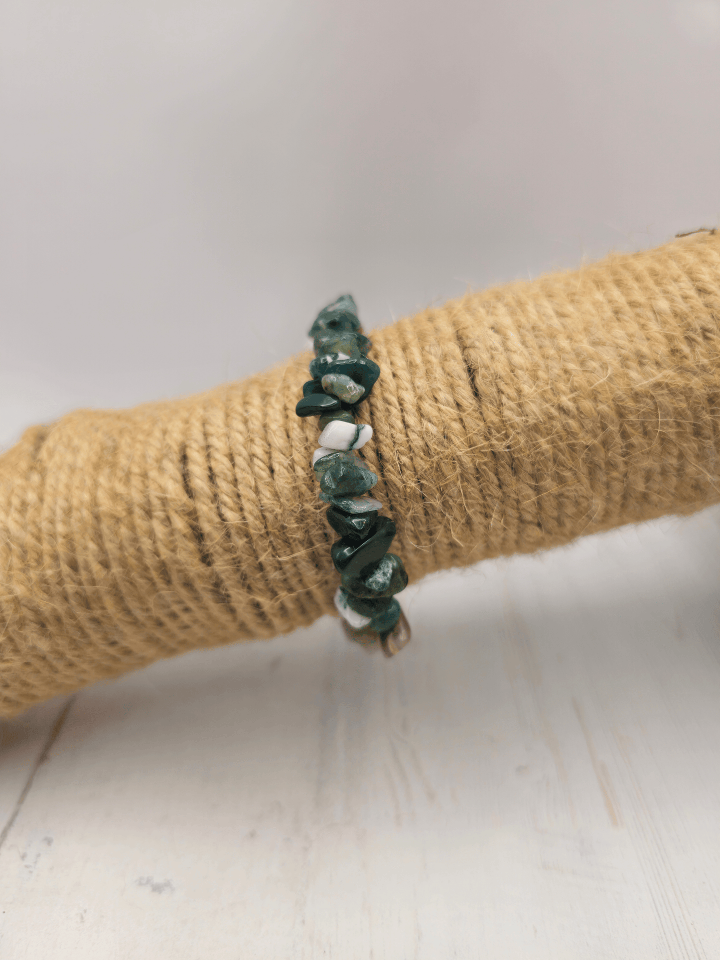 Pulsera de Ágata India con forma barroca, en hilo elástico. Tonos naturales para estabilidad emocional y conexión con la tierra.