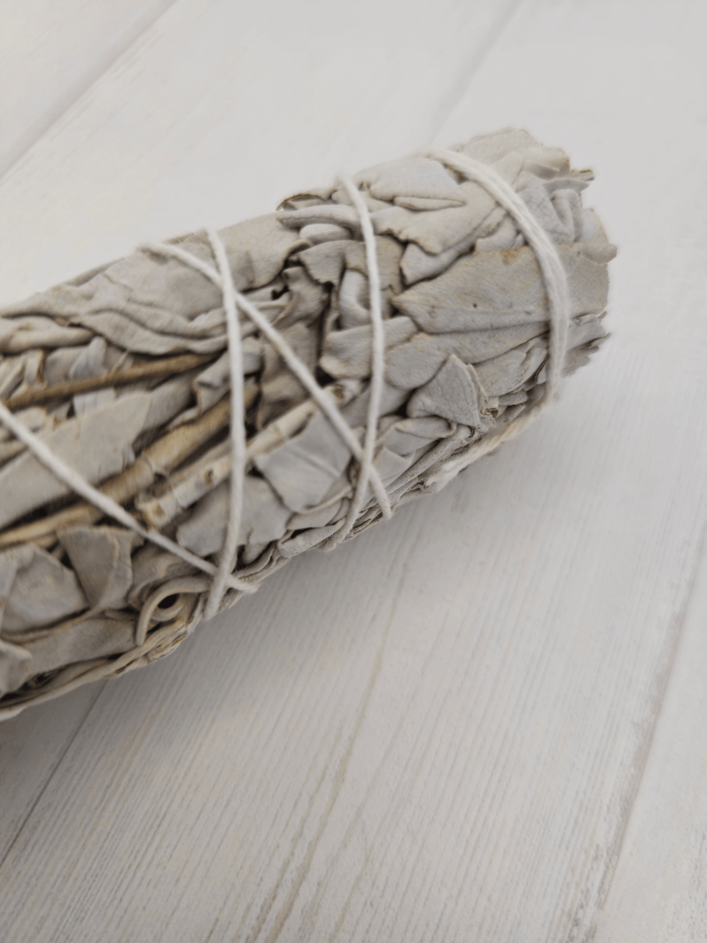 Atado de salvia blanca California de 10×3 cm y 28–32 g, perfecto para limpieza energética, purificación ambiental y rituales conscientes.