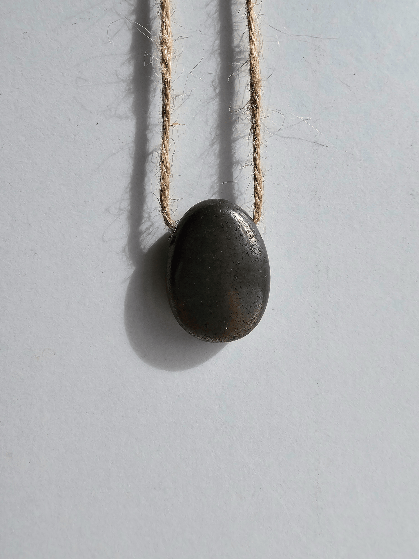 Colgante de pirita dorada perforado lateralmente (20–30 mm), ideal para confianza y enfoque emocional.