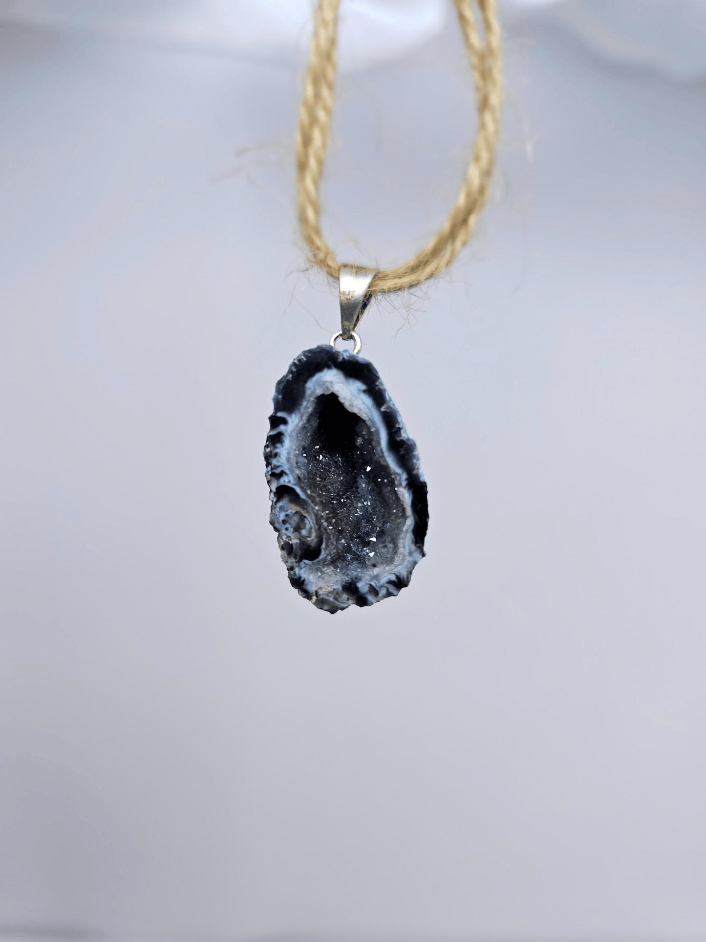 Colgante geodino de Ágata en baño de plata | equilibrio y protección suave