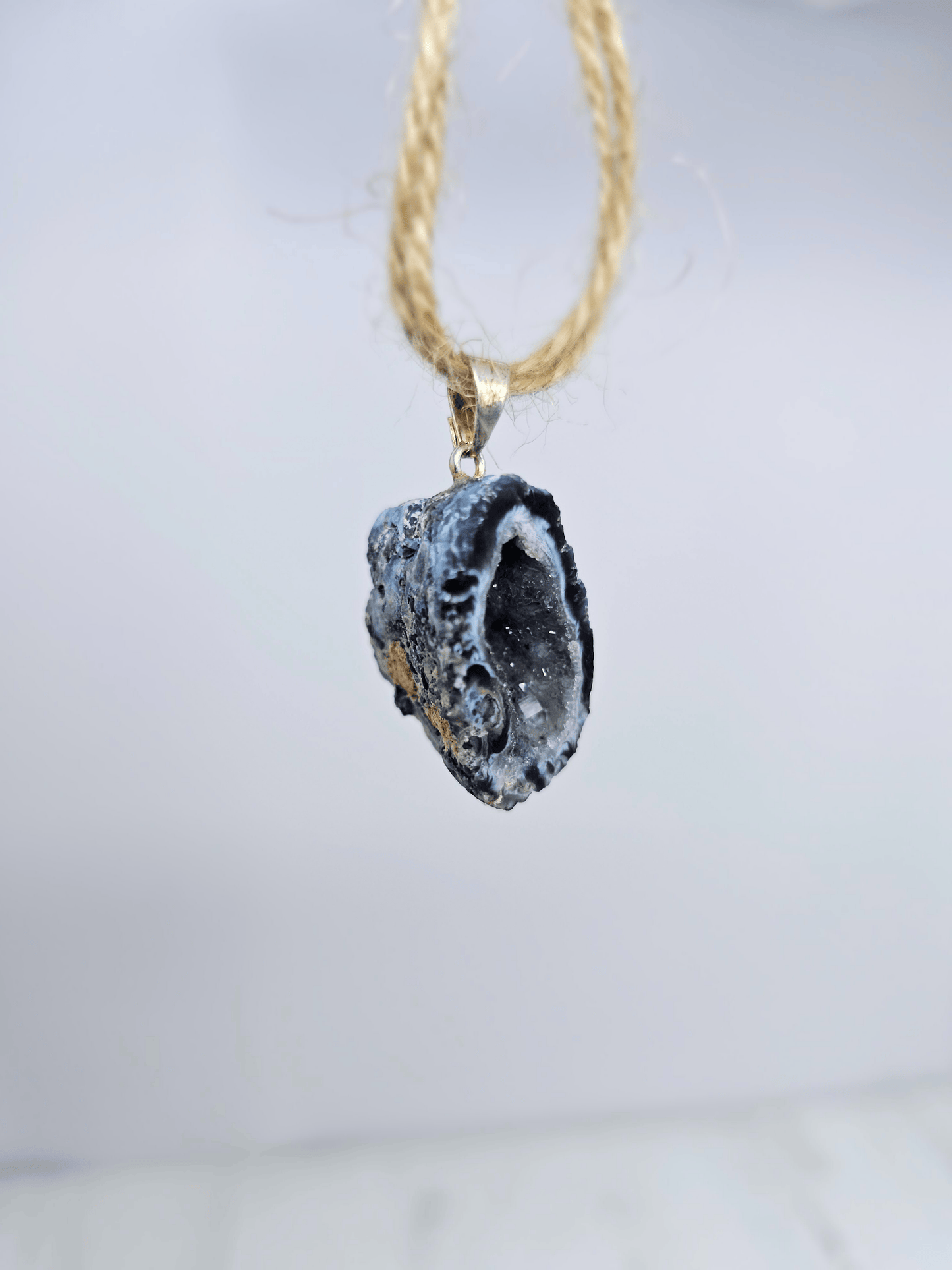 Colgante geodino de Ágata en baño de plata | equilibrio y protección suave