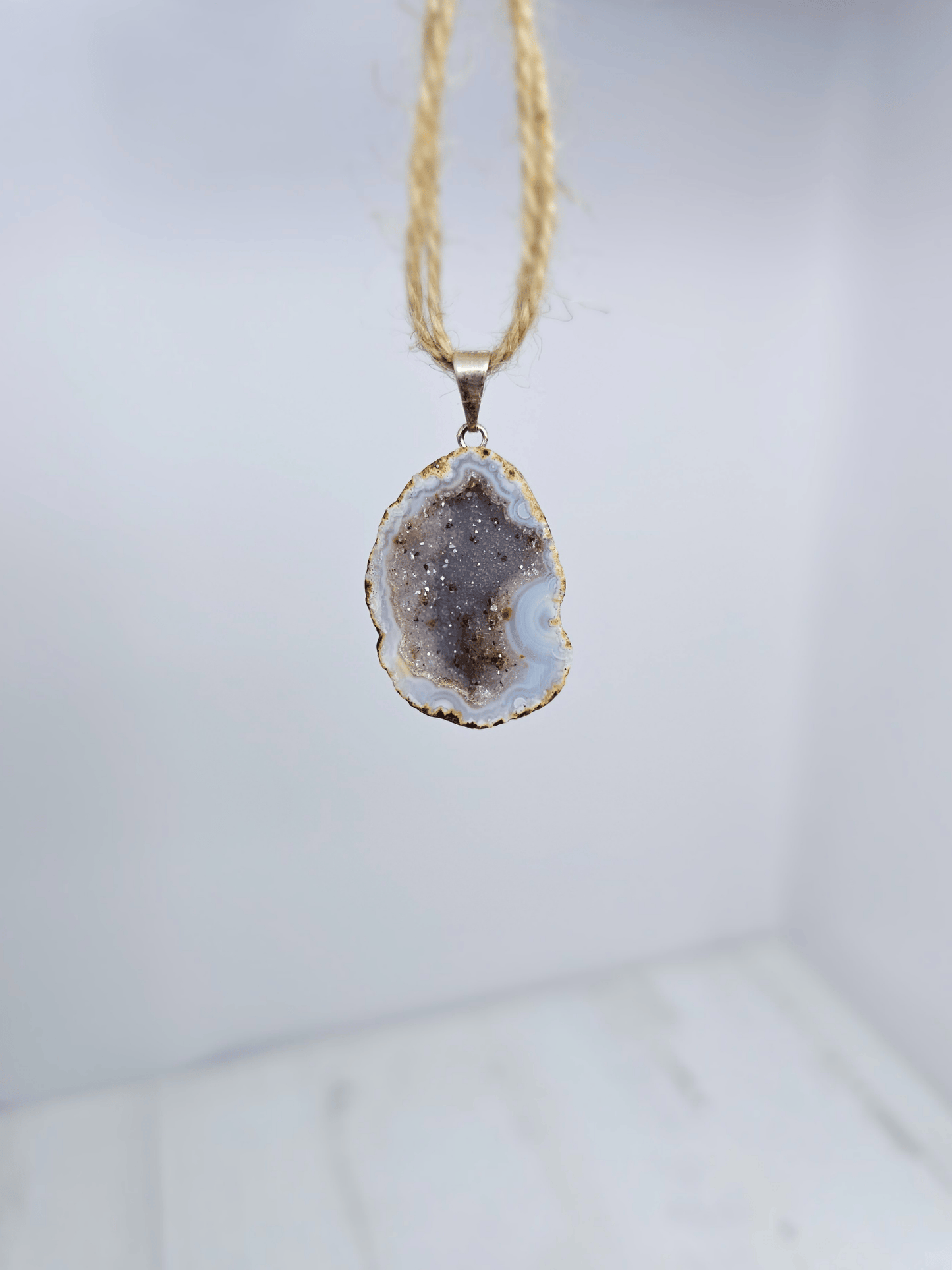 Colgante geodino de Ágata en baño de plata | equilibrio y protección suave