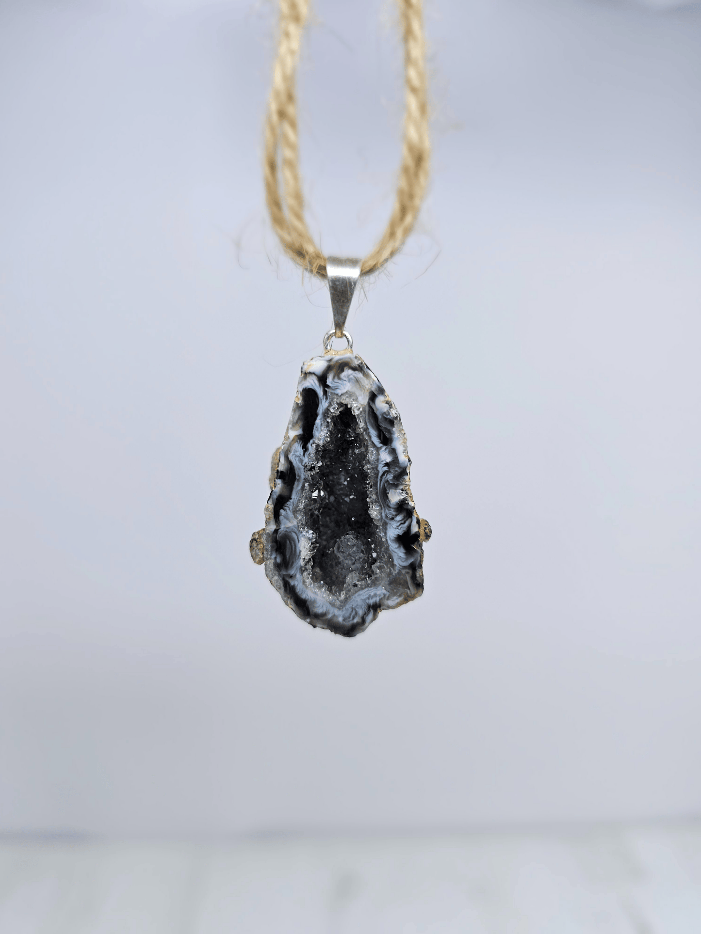 Colgante geodino de Ágata en baño de plata | equilibrio y protección suave
