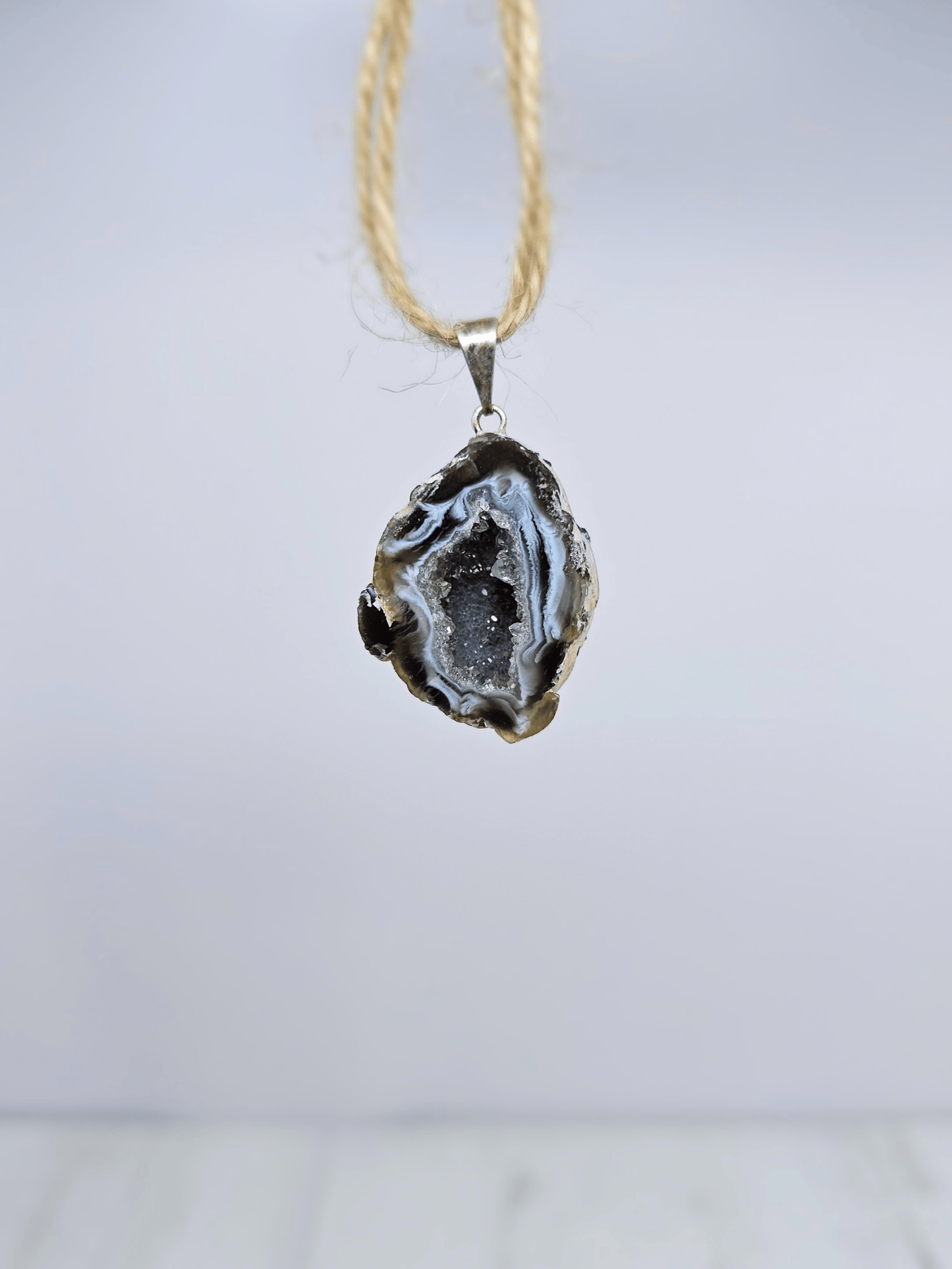 Colgante geodino de Ágata en baño de plata | equilibrio y protección suave