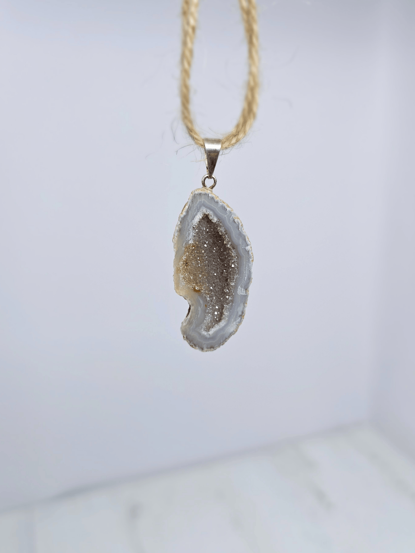 Colgante geodino de Ágata en baño de plata | equilibrio y protección suave
