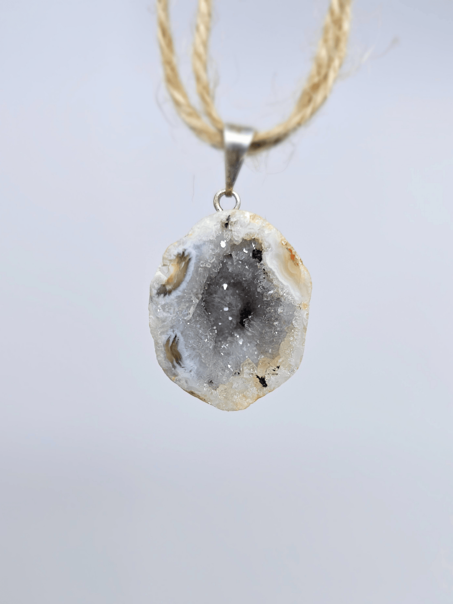 Colgante geodino de Ágata en baño de plata | equilibrio y protección suave
