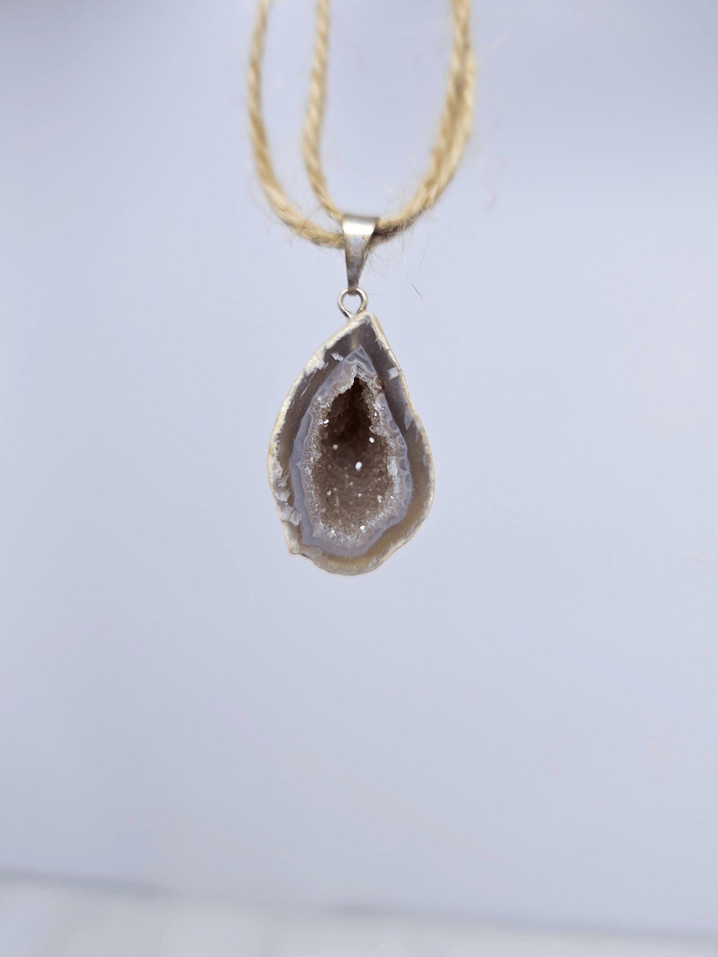 Colgante geodino de Ágata en baño de plata | equilibrio y protección suave