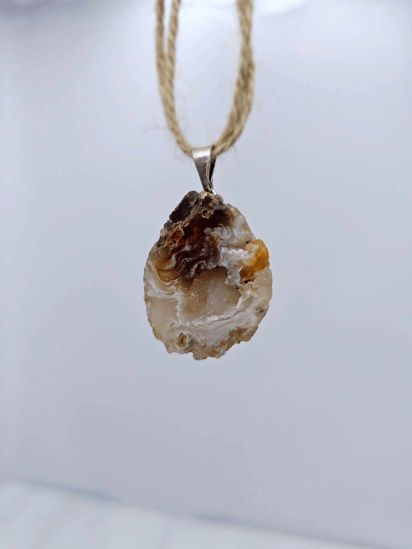 Colgante geodino de Ágata en baño de plata | equilibrio y protección suave