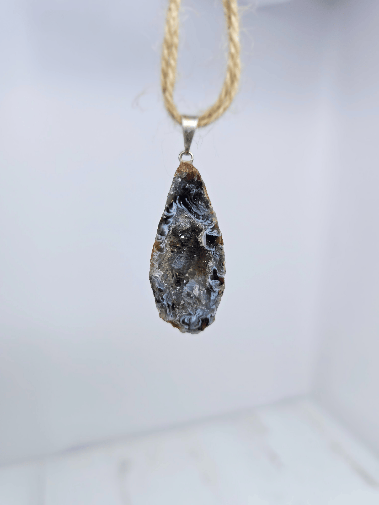 Colgante geodino de Ágata en baño de plata | equilibrio y protección suave