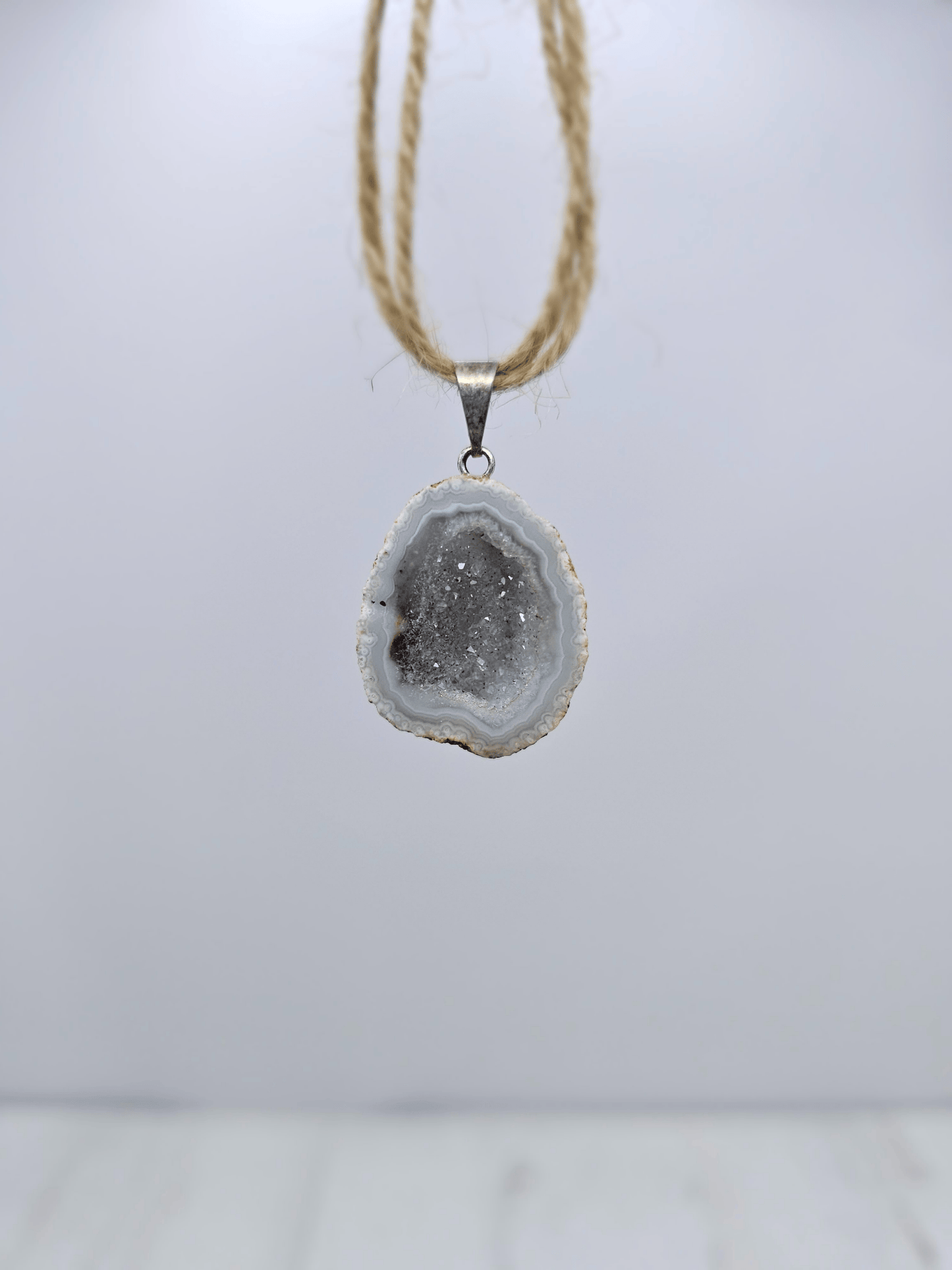 Colgante geodino de Ágata en baño de plata | equilibrio y protección suave