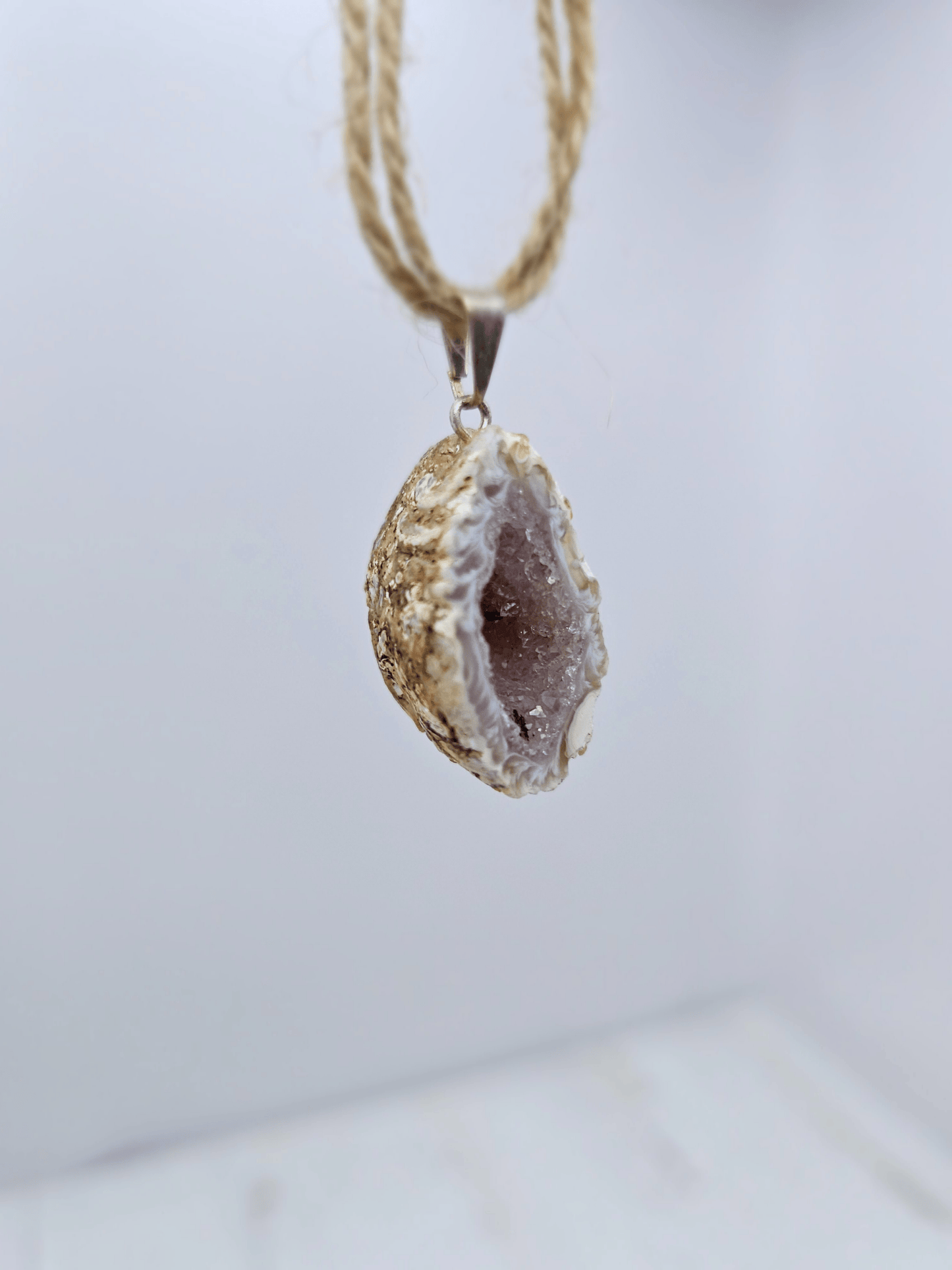 Colgante geodino de Ágata en baño de plata | equilibrio y protección suave