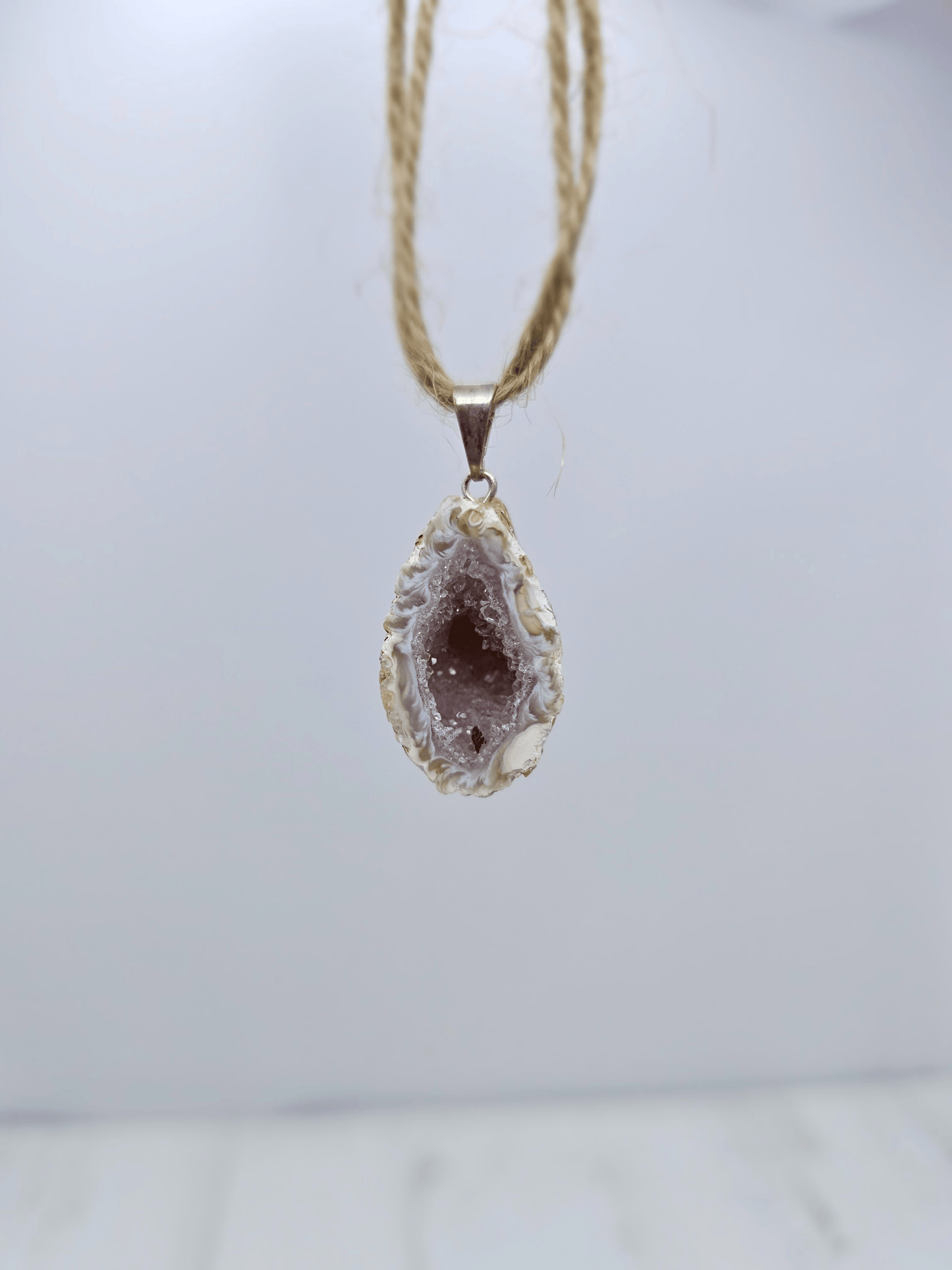 Colgante geodino de Ágata en baño de plata | equilibrio y protección suave