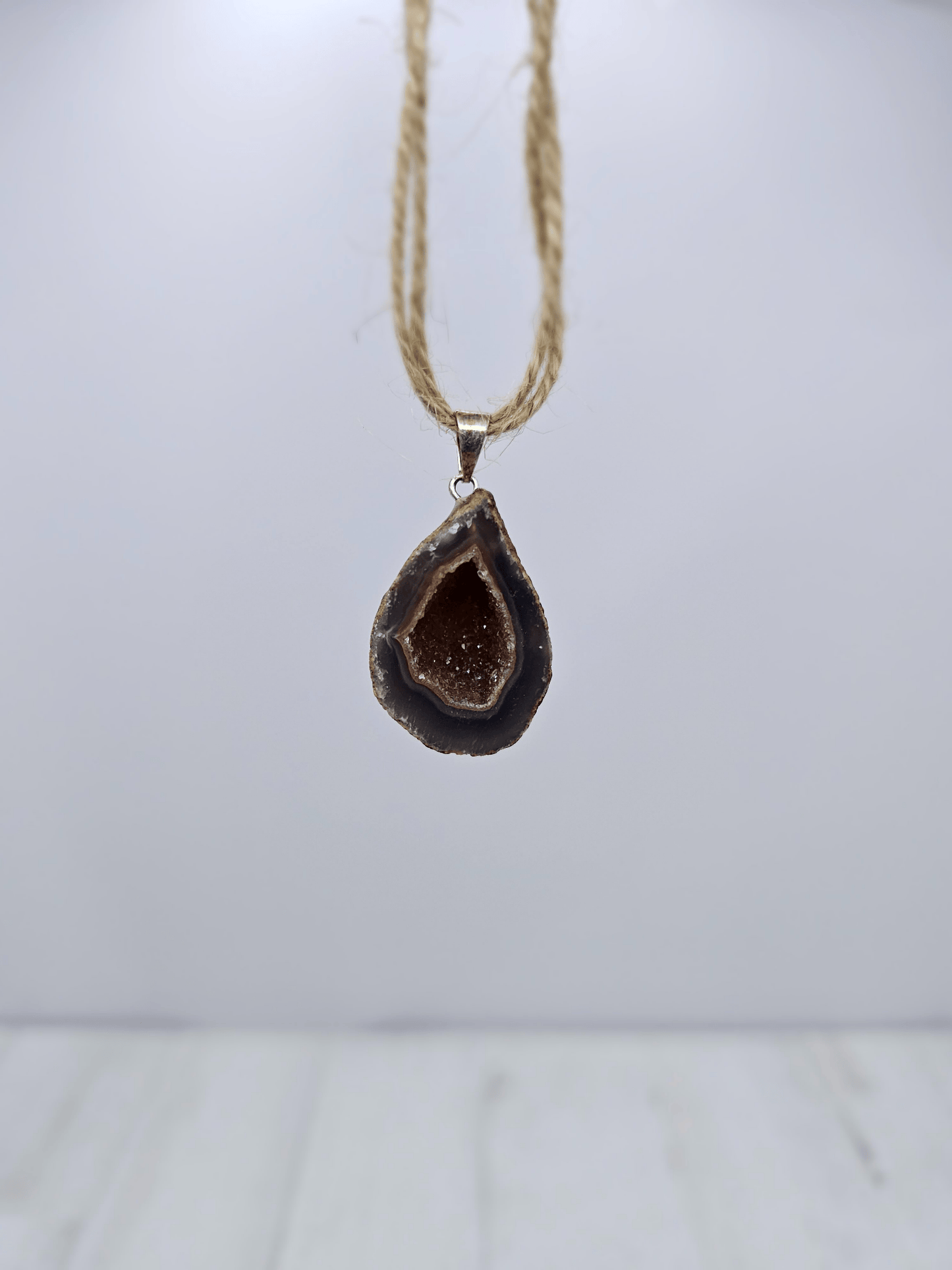 Colgante geodino de Ágata en baño de plata | equilibrio y protección suave
