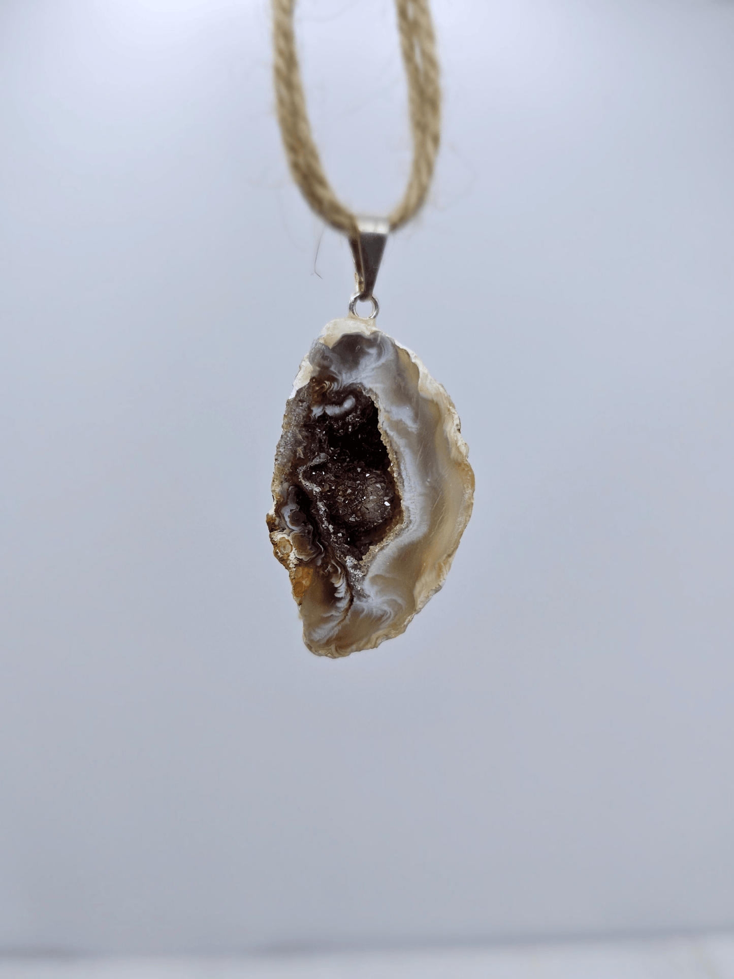 Colgante geodino de Ágata en baño de plata | equilibrio y protección suave