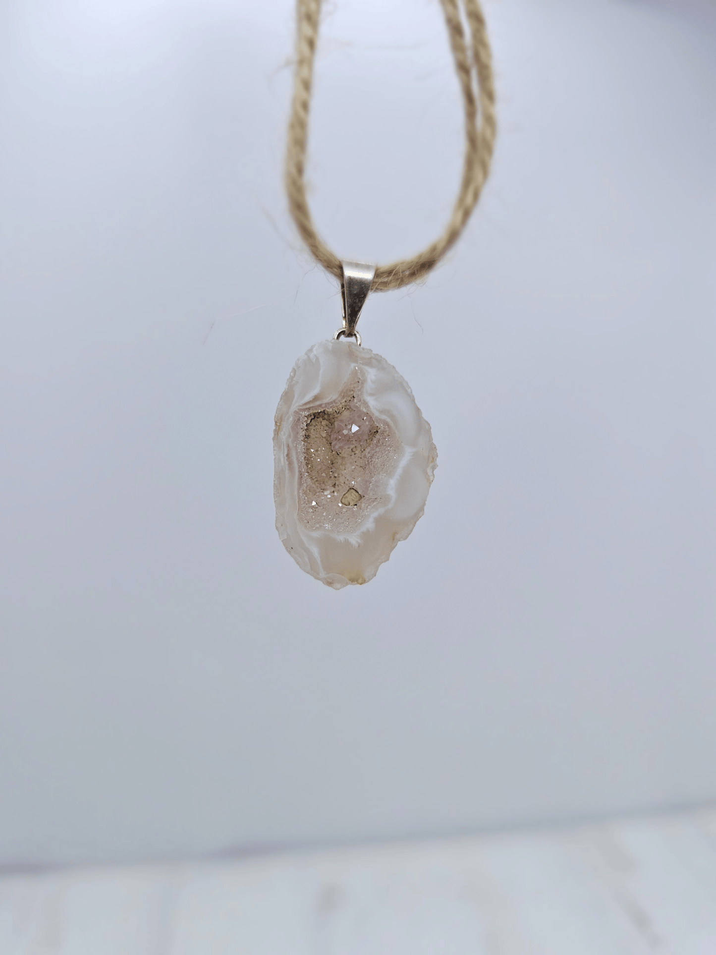 Colgante geodino de Ágata en baño de plata | equilibrio y protección suave