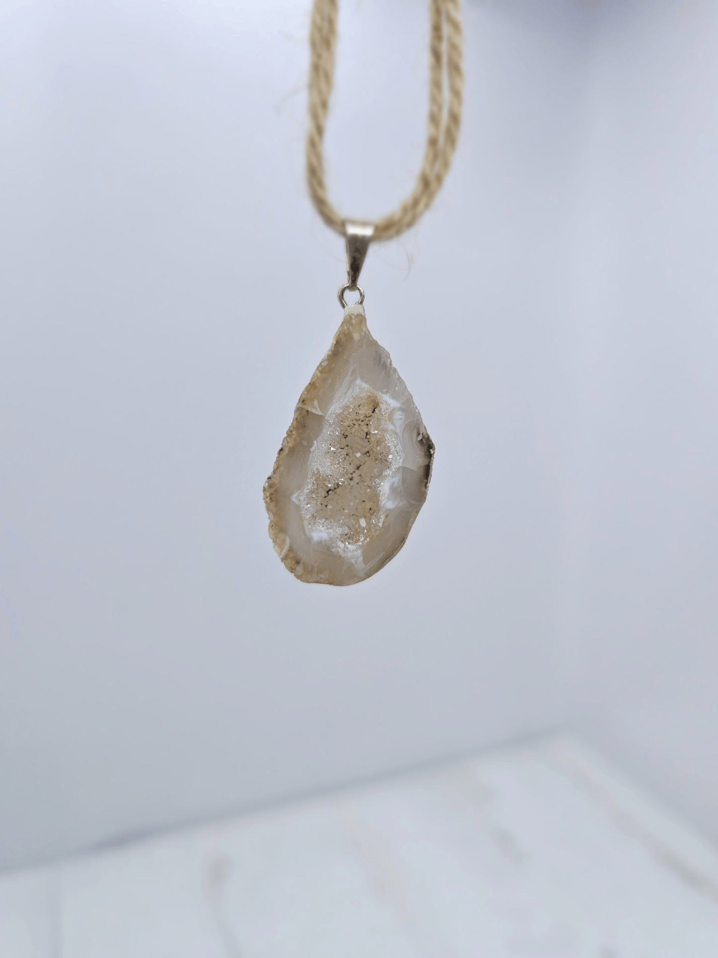 Colgante geodino de Ágata en baño de plata | equilibrio y protección suave