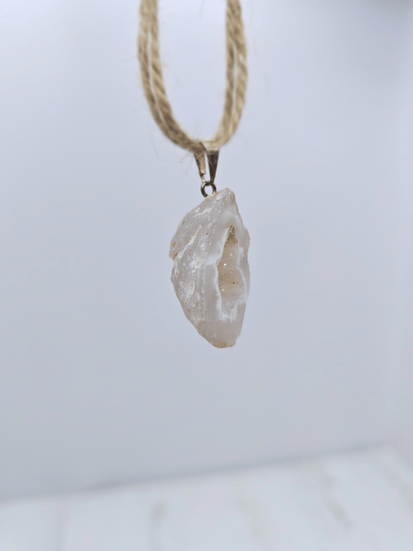 Colgante geodino de Ágata en baño de plata | equilibrio y protección suave
