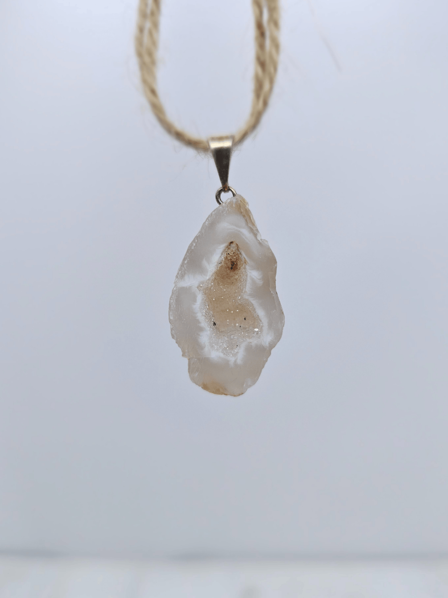 Colgante geodino de Ágata en baño de plata | equilibrio y protección suave