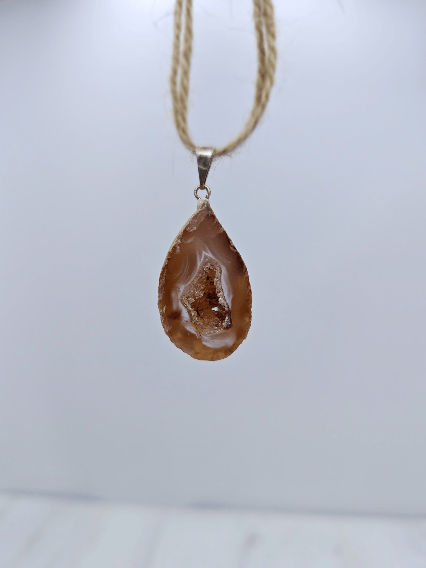 Colgante geodino de Ágata en baño de plata | equilibrio y protección suave