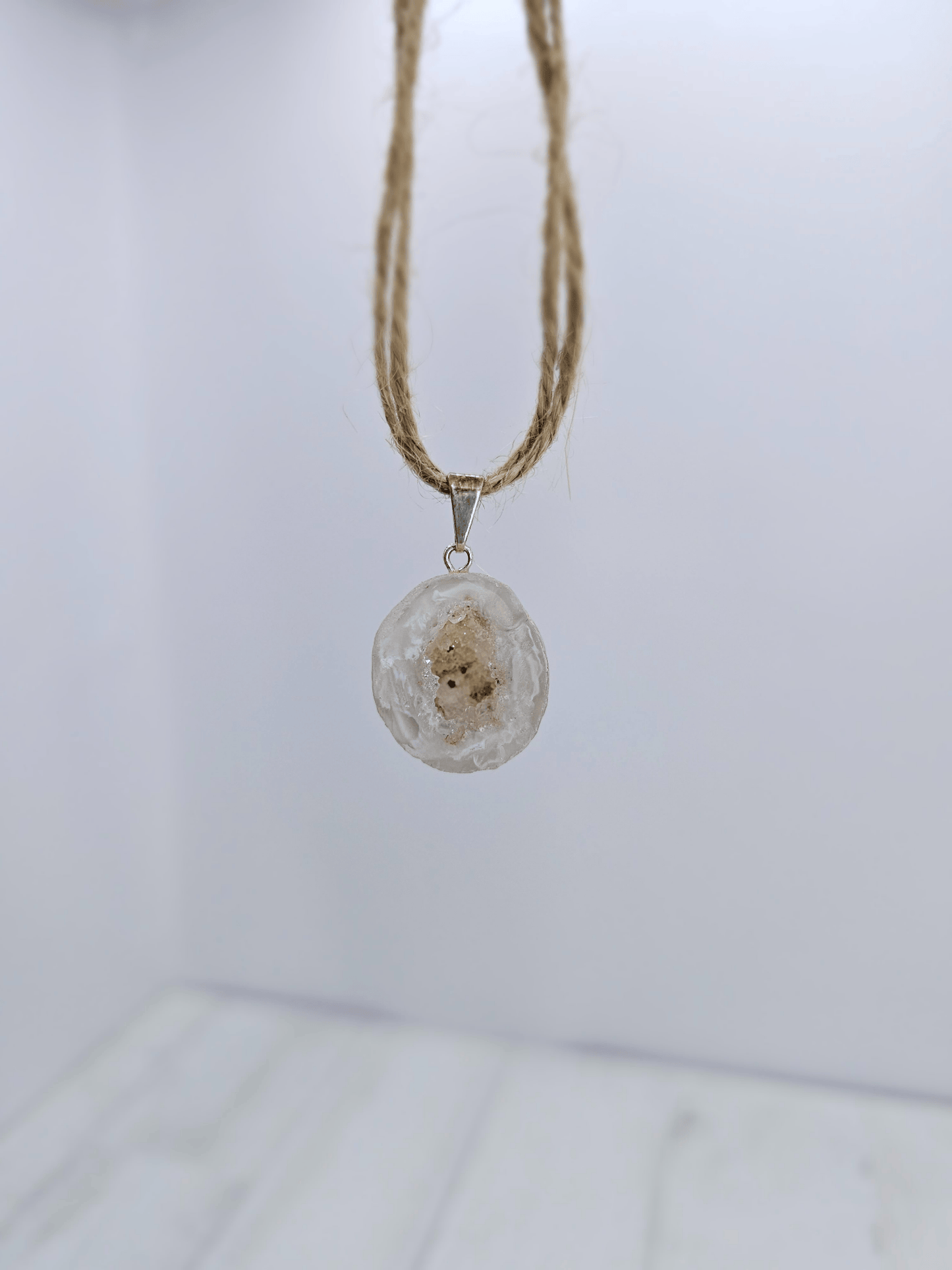 Colgante geodino de Ágata en baño de plata | equilibrio y protección suave