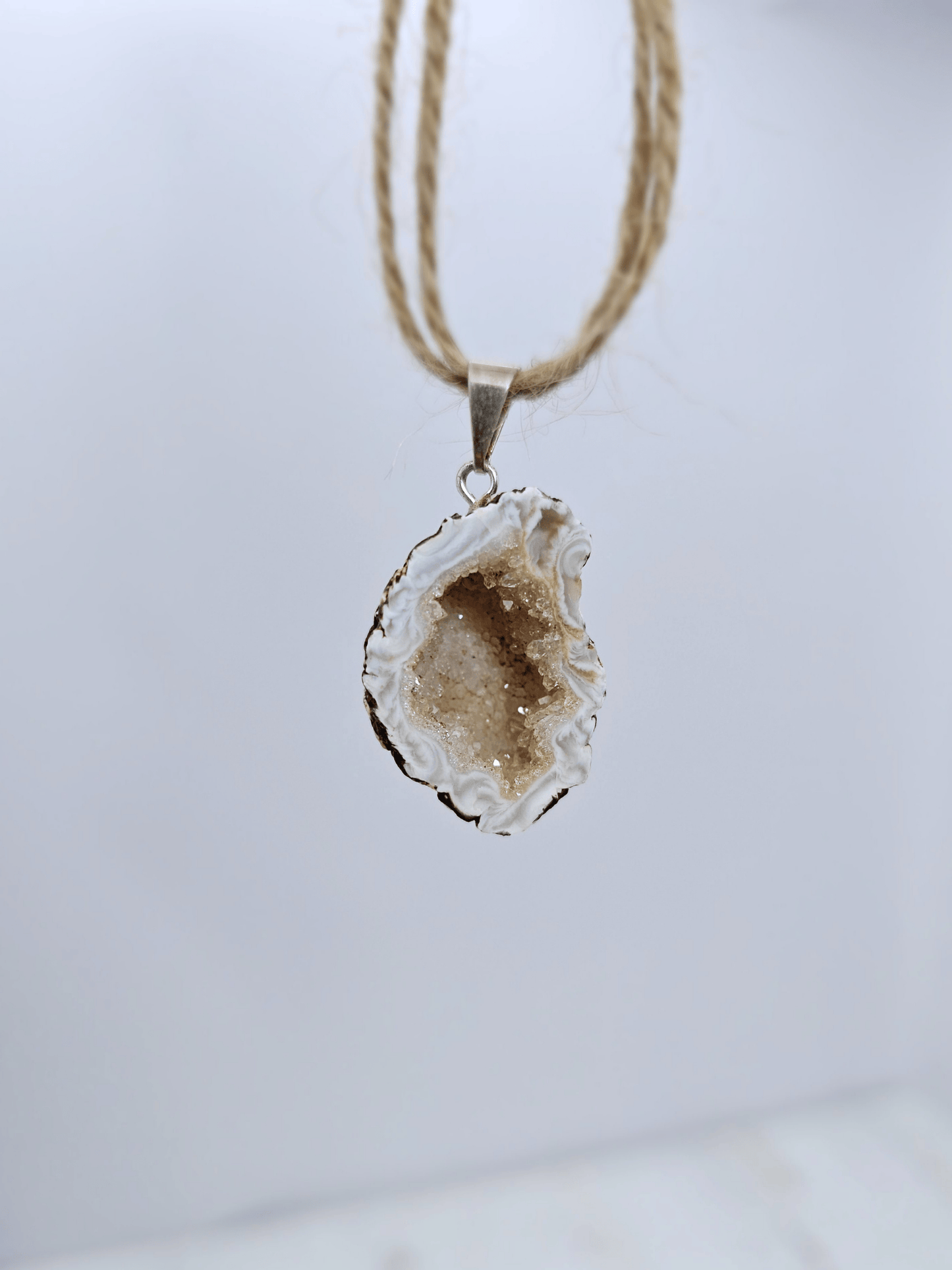 Colgante geodino de ágata 2×3 cm en baño de plata
