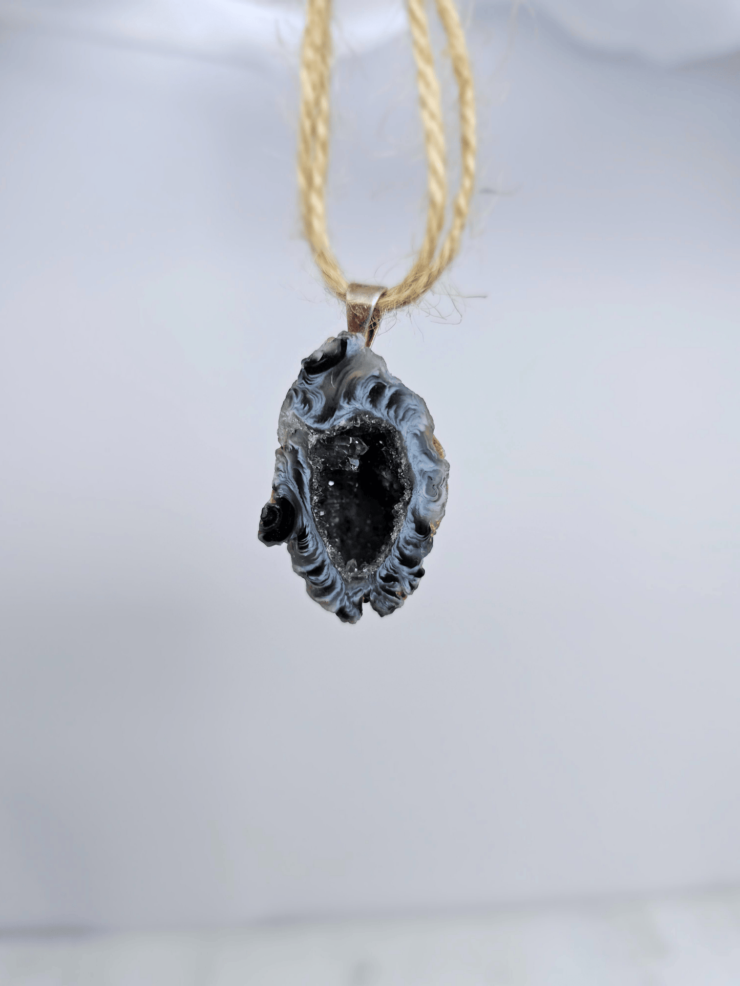 Colgante geodino de Ágata en baño de plata | equilibrio y protección suave