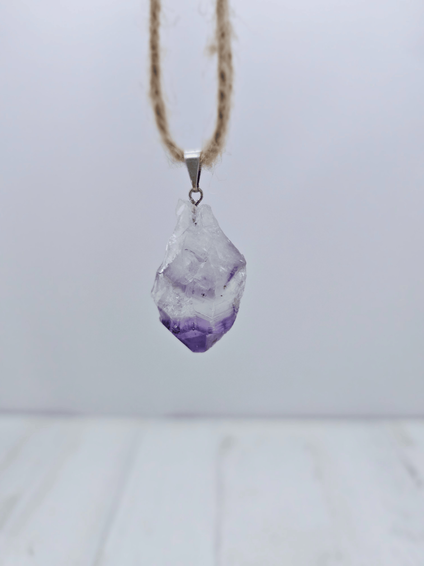 Colgante de amatista en bruto 1,5×2,5 cm con engarce de latón bañado