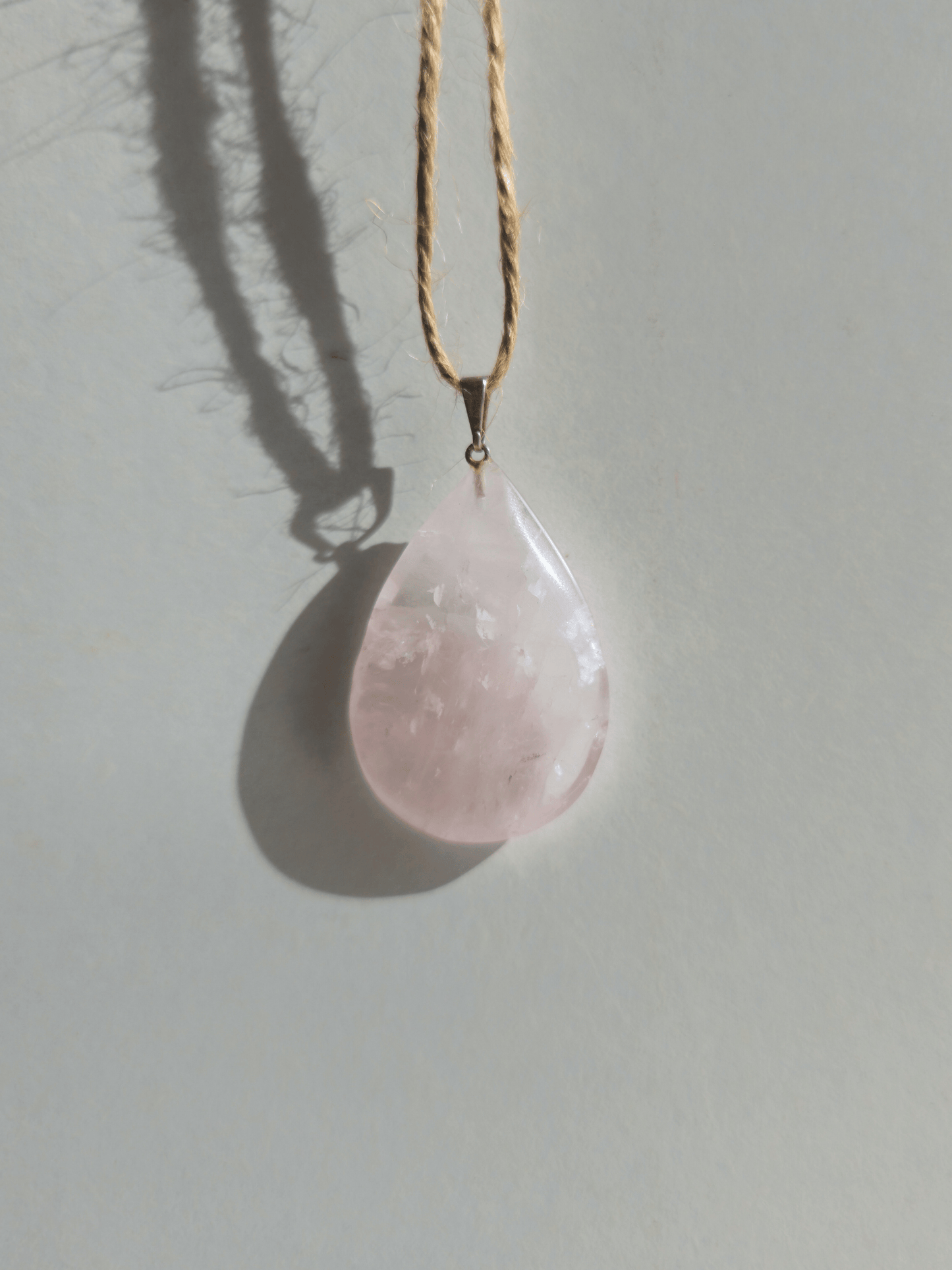 Colgante de cuarzo rosa en forma de gota 2–2,5 × 3–3,5 cm