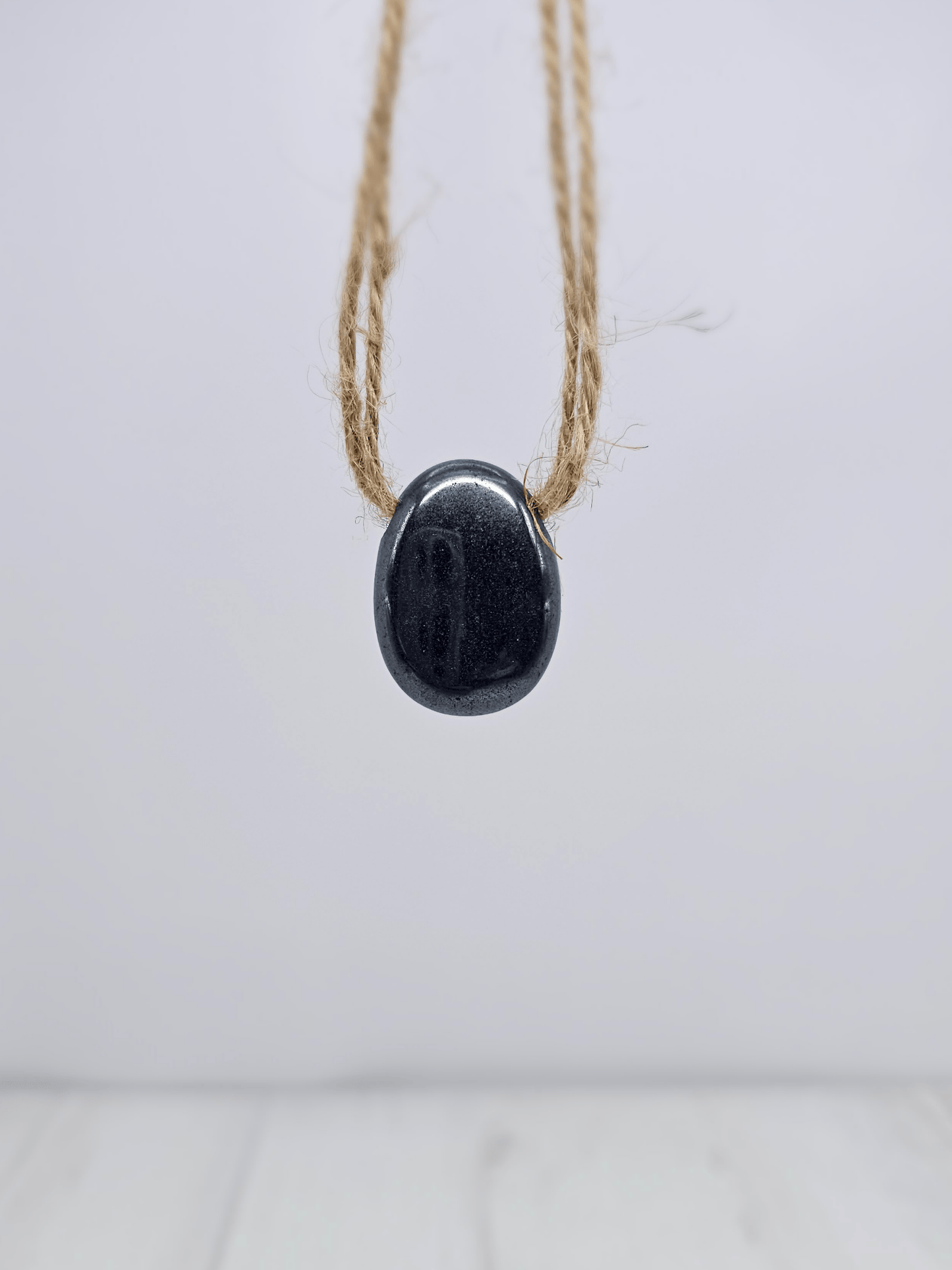 Colgante de hematite 20–30 mm con agujero lateral de 3 mm