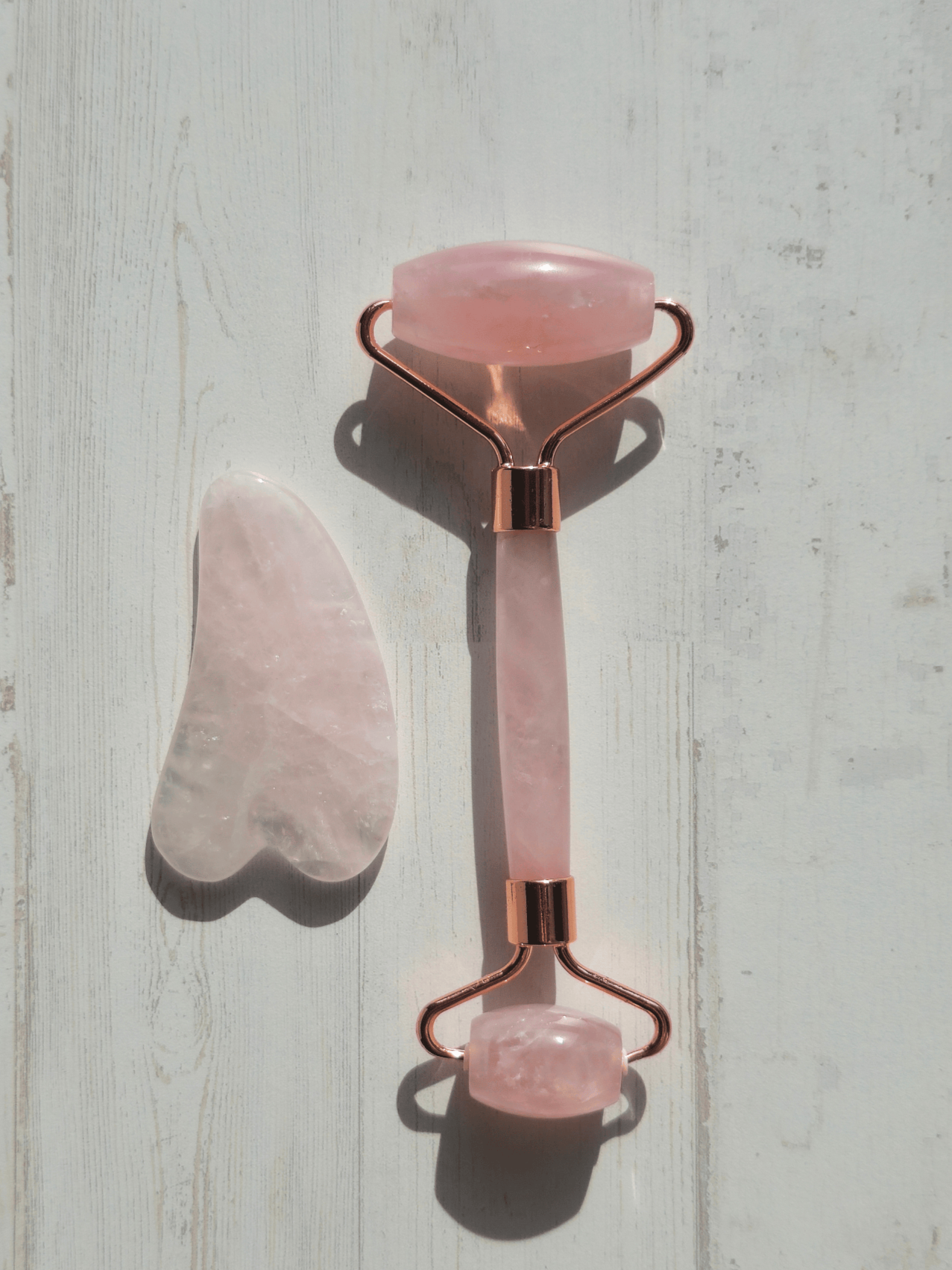 Set de cuarzo rosa con roller facial y gua sha, con neceser