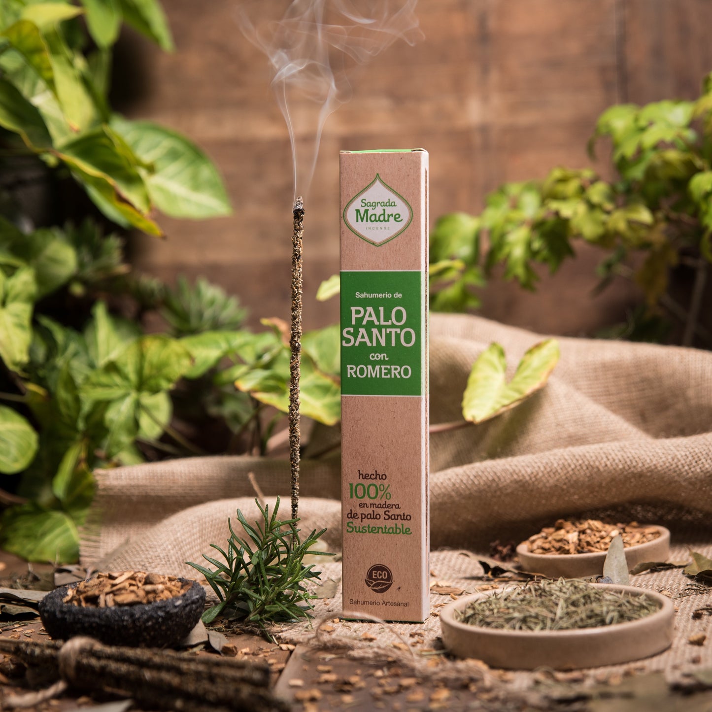 Sahumerio de Palo Santo y Romero hecho a mano, con caja y varillas encendidas, fondo natural.