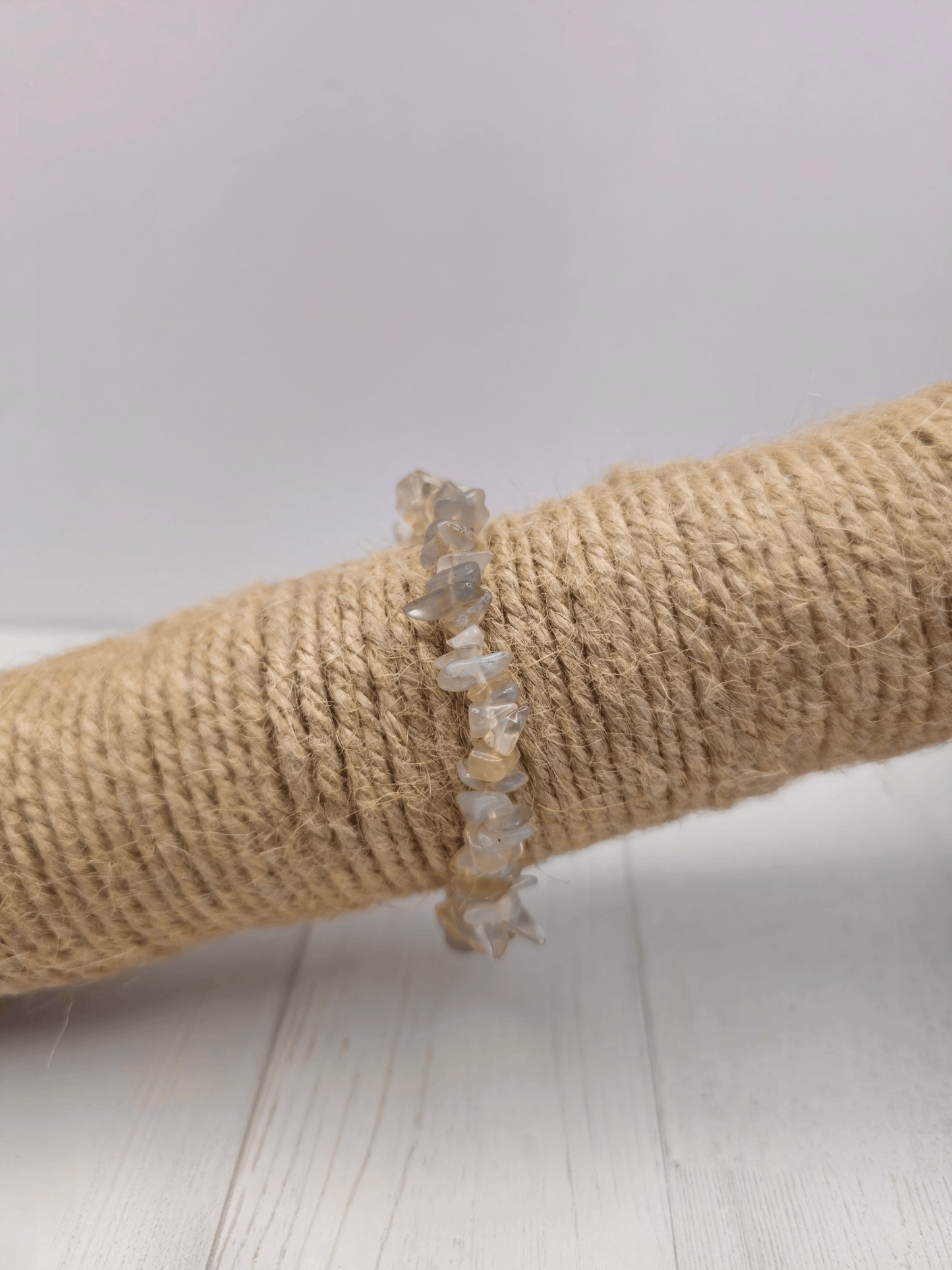 Pulsera de Ágata Gris natural en forma barroca. Piedra de calma, protección y equilibrio mental. Tono grisáceo con vetas suaves. Tamaño 16–18 cm.
