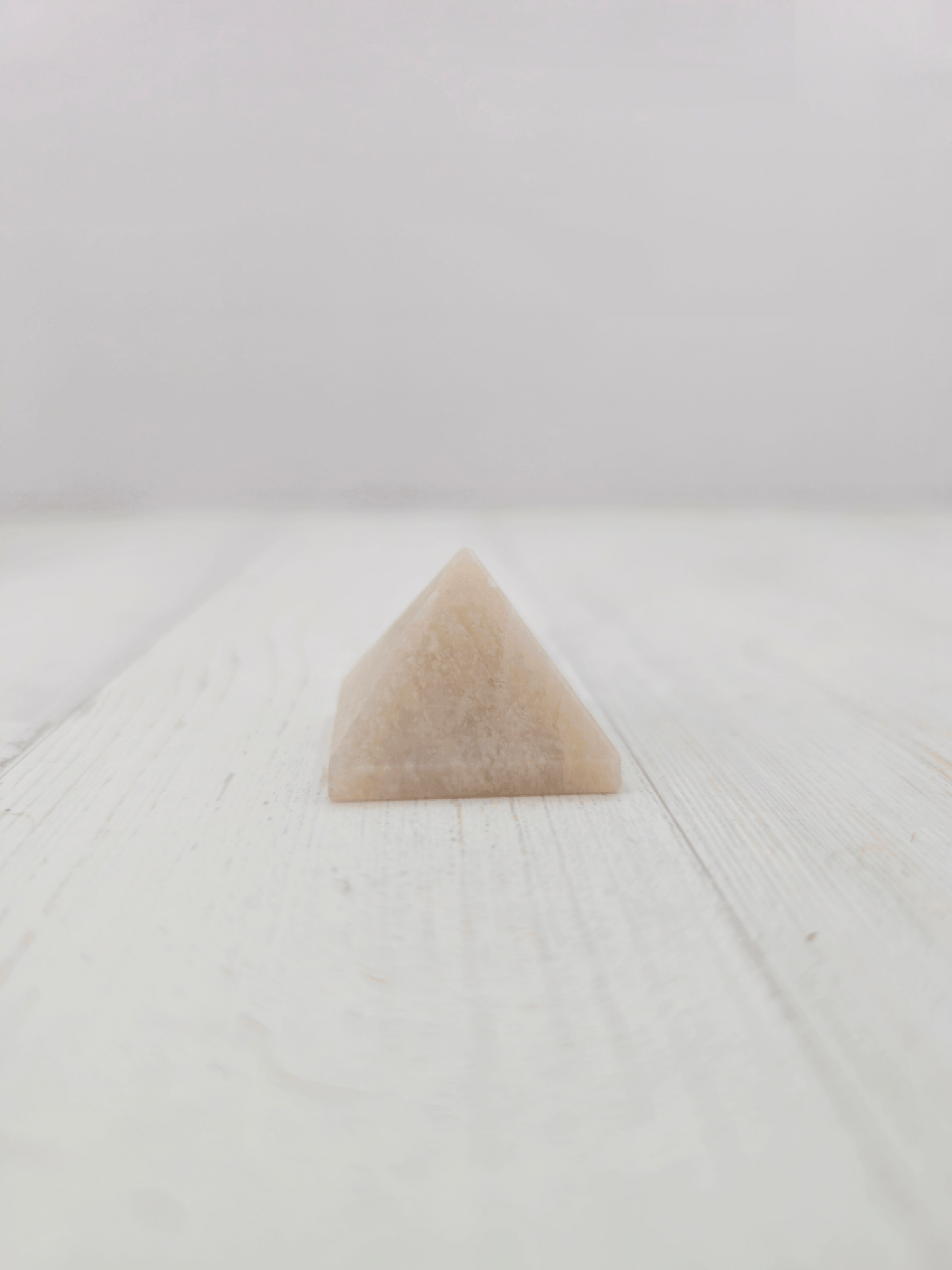 Pirámide de piedra luna beige 25 mm | Intuición y equilibrio emocional