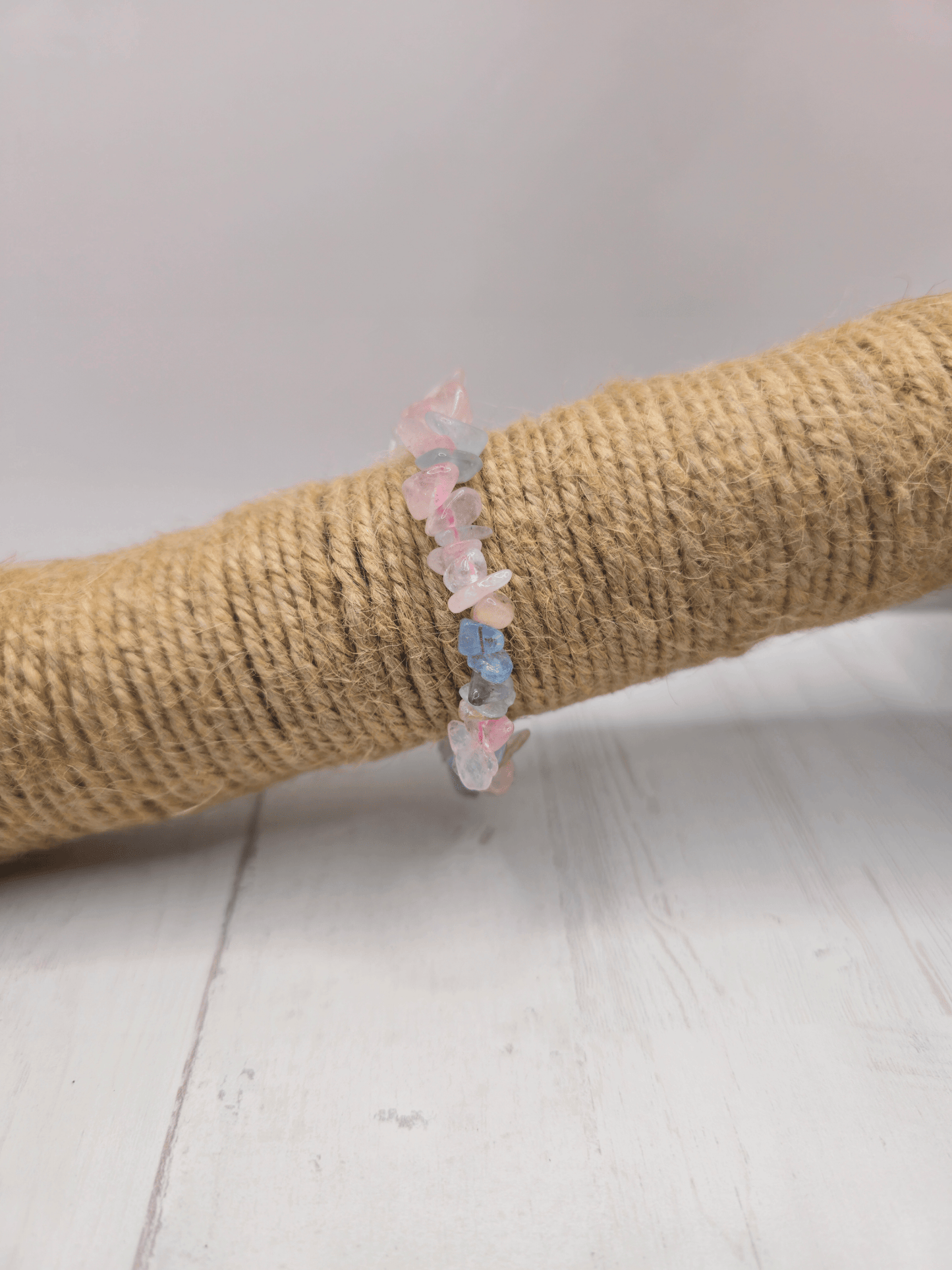 Pulsera de berilos estilo barroca en tonos azul, rosa y verde, calidad AA, ideal para equilibrio emocional y renovación energética.