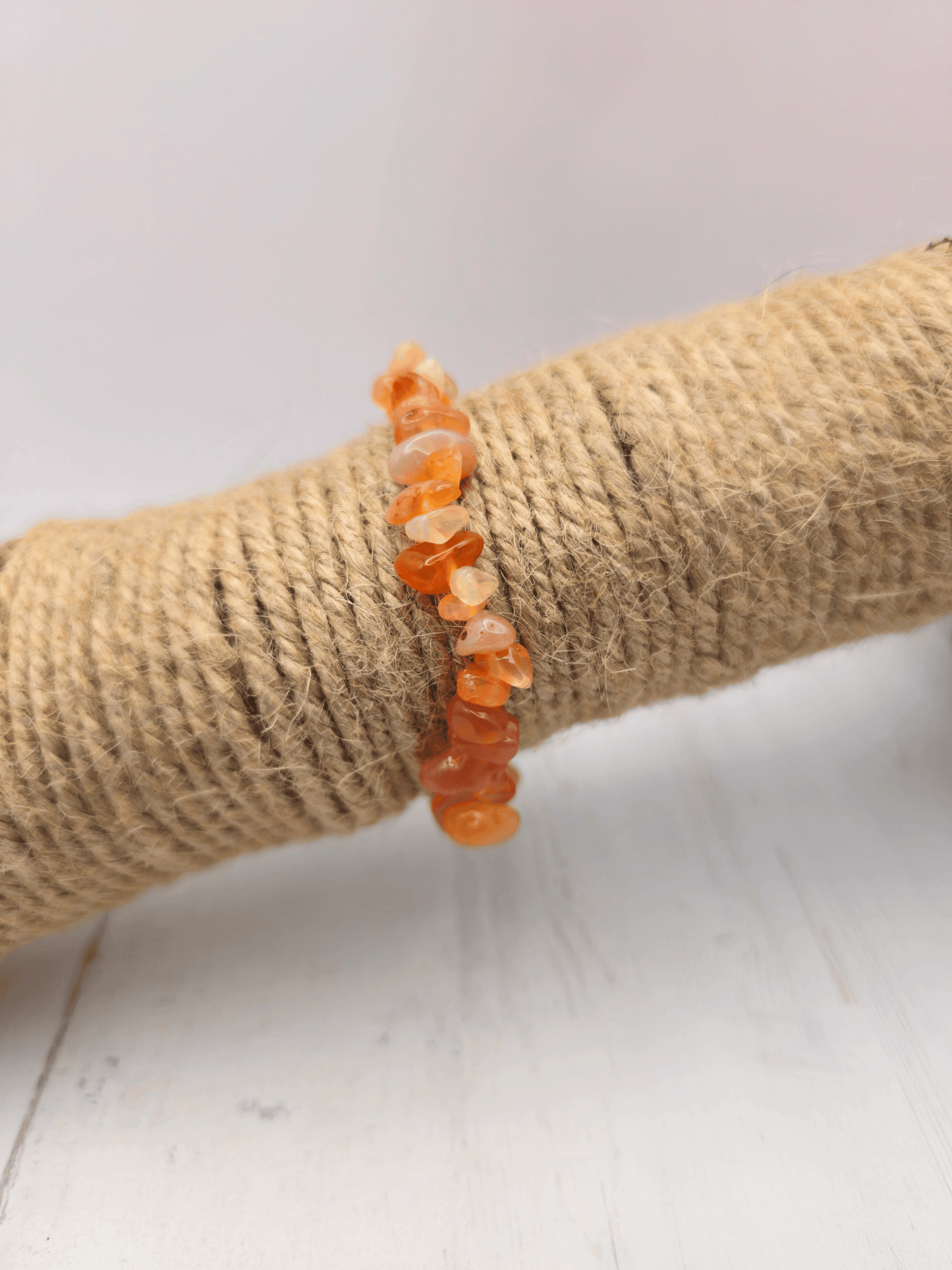 Pulsera de cornalina Botswana barroca en tonos naranja, rojo y blanco, ideal para energía, motivación y equilibrio emocional.