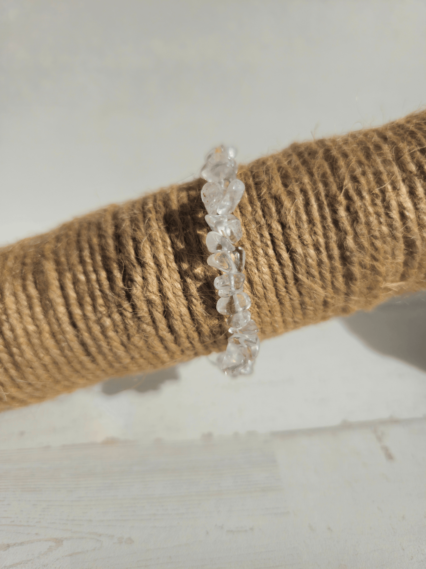 Pulsera de cuarzo roca con chips barrocos en hilo elástico, diseño natural para claridad mental, enfoque y amplificación energética
