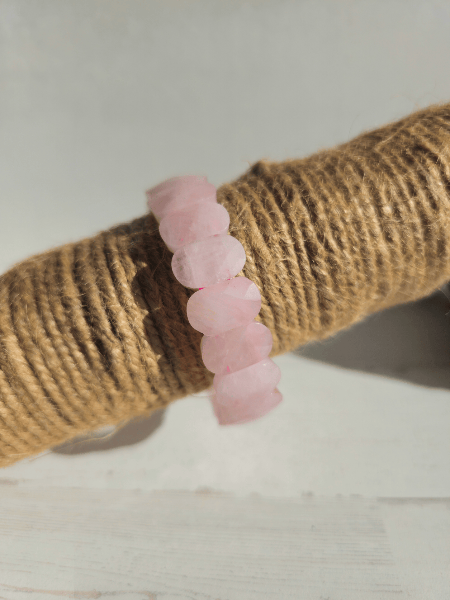 Pulsera de cuarzo rosa con óvalos facetados en hilo elástico, piedra del corazón para fomentar amor propio, sanación emocional y armonía