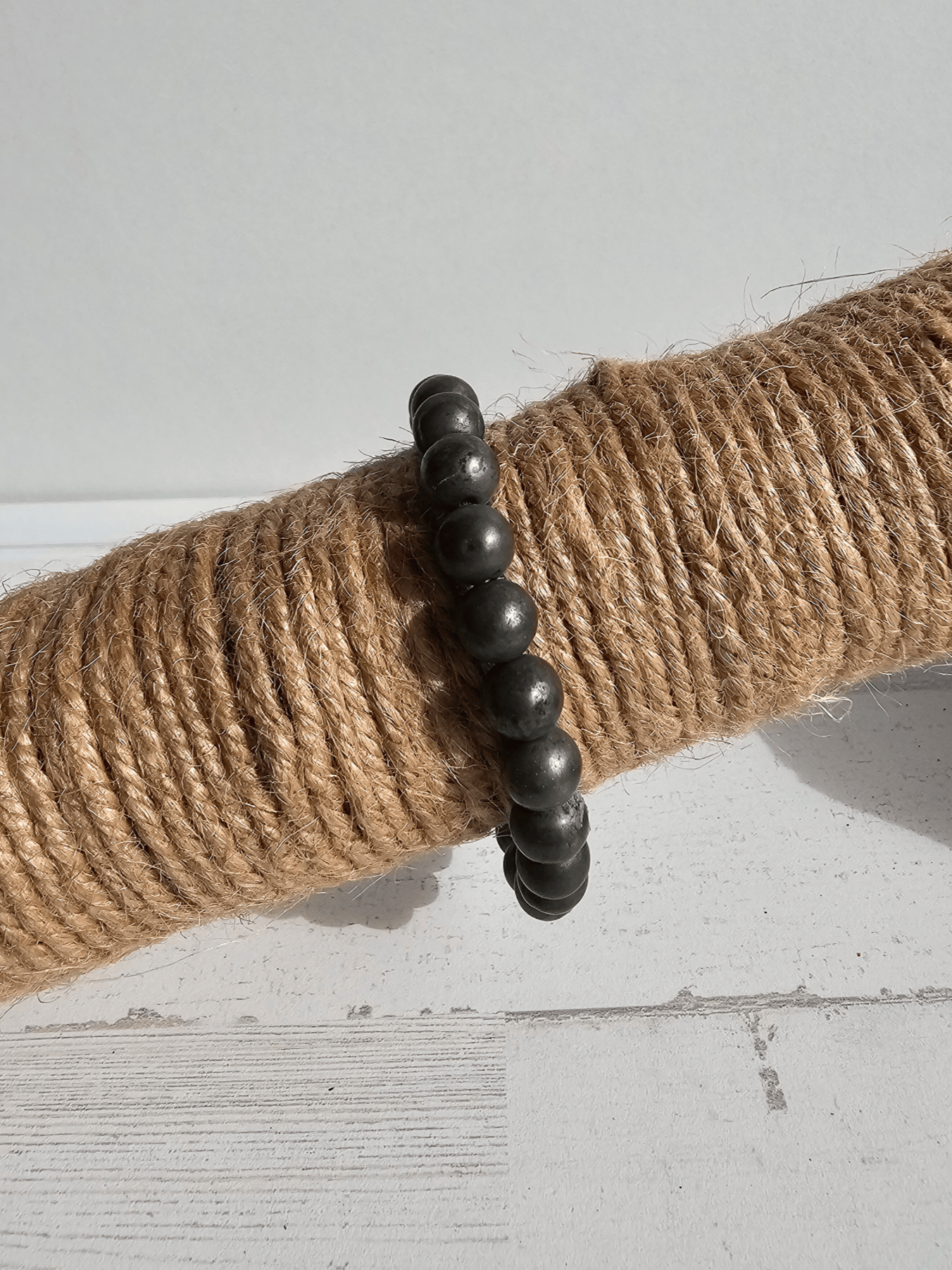 Pulsera de pirita con bolas de 8 mm, montada en hilo elástico, ideal para atraer prosperidad y proteger de energías negativas.