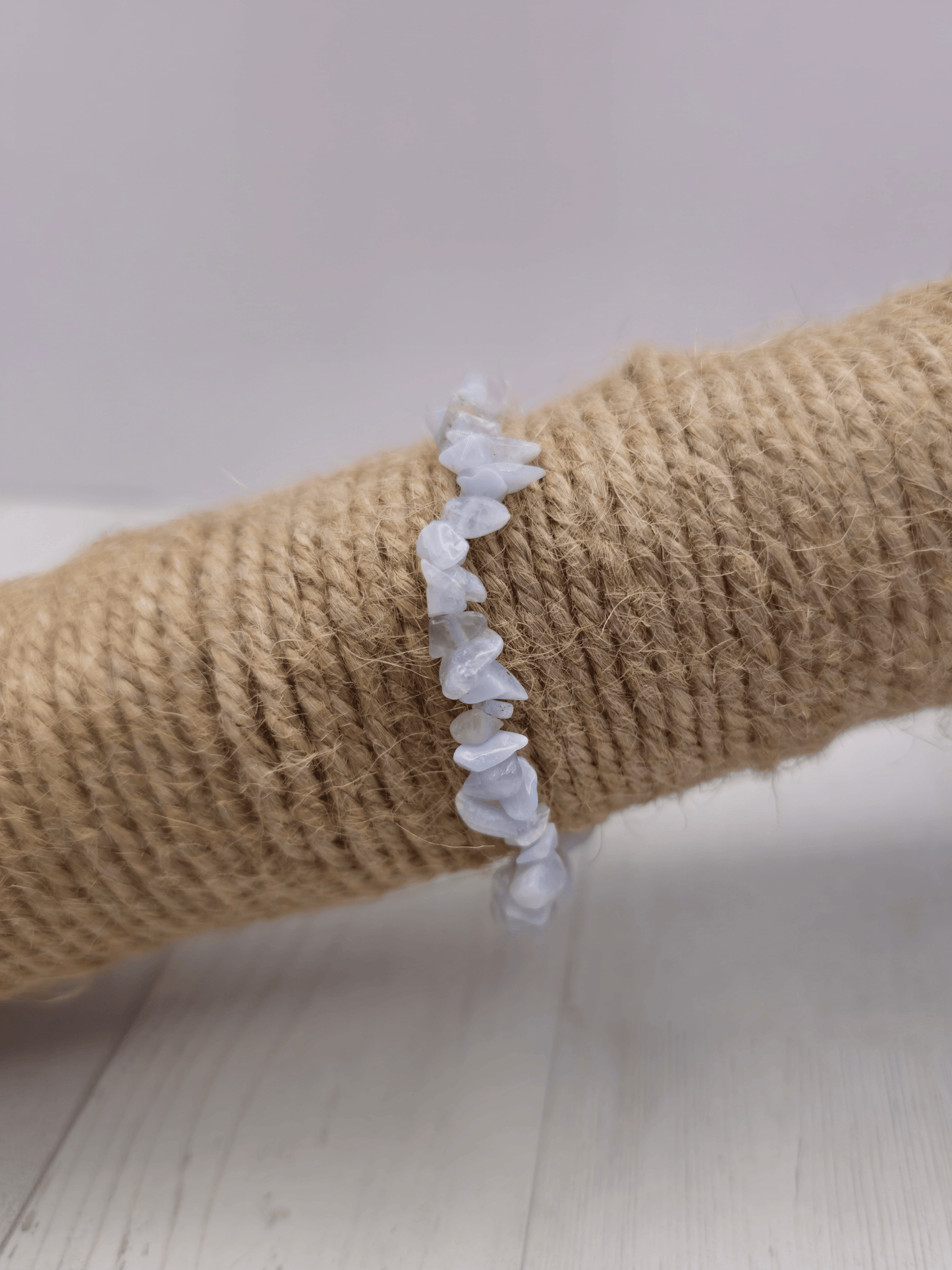 Pulsera de calcedonia con chips barrocos en hilo elástico, diseñada para aportar calma mental, expresión auténtica y equilibrio emocional