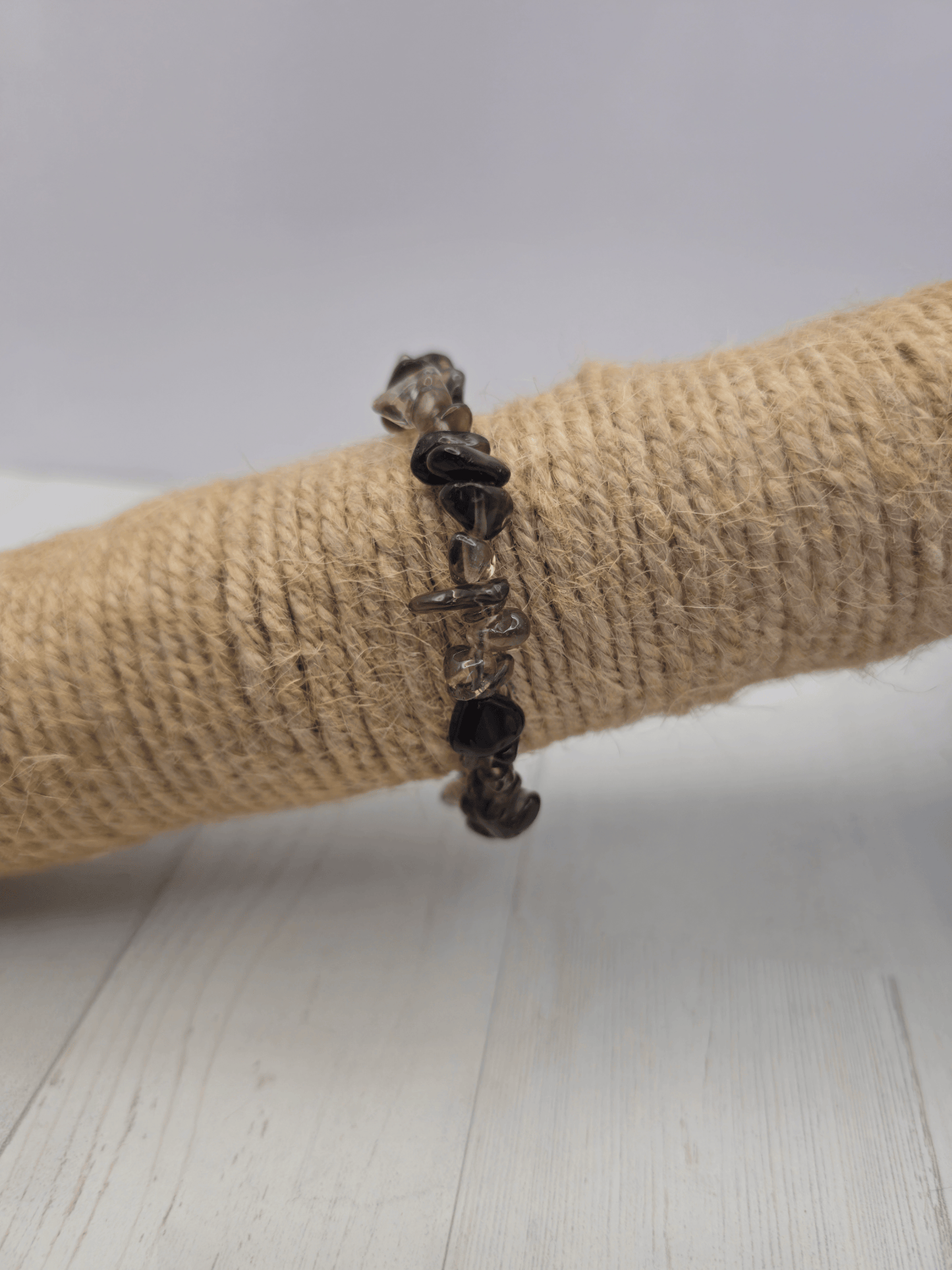 Pulsera de cuarzo ahumado barroca en tonos negro, gris y transparente, ideal para protección energética y equilibrio emocional.