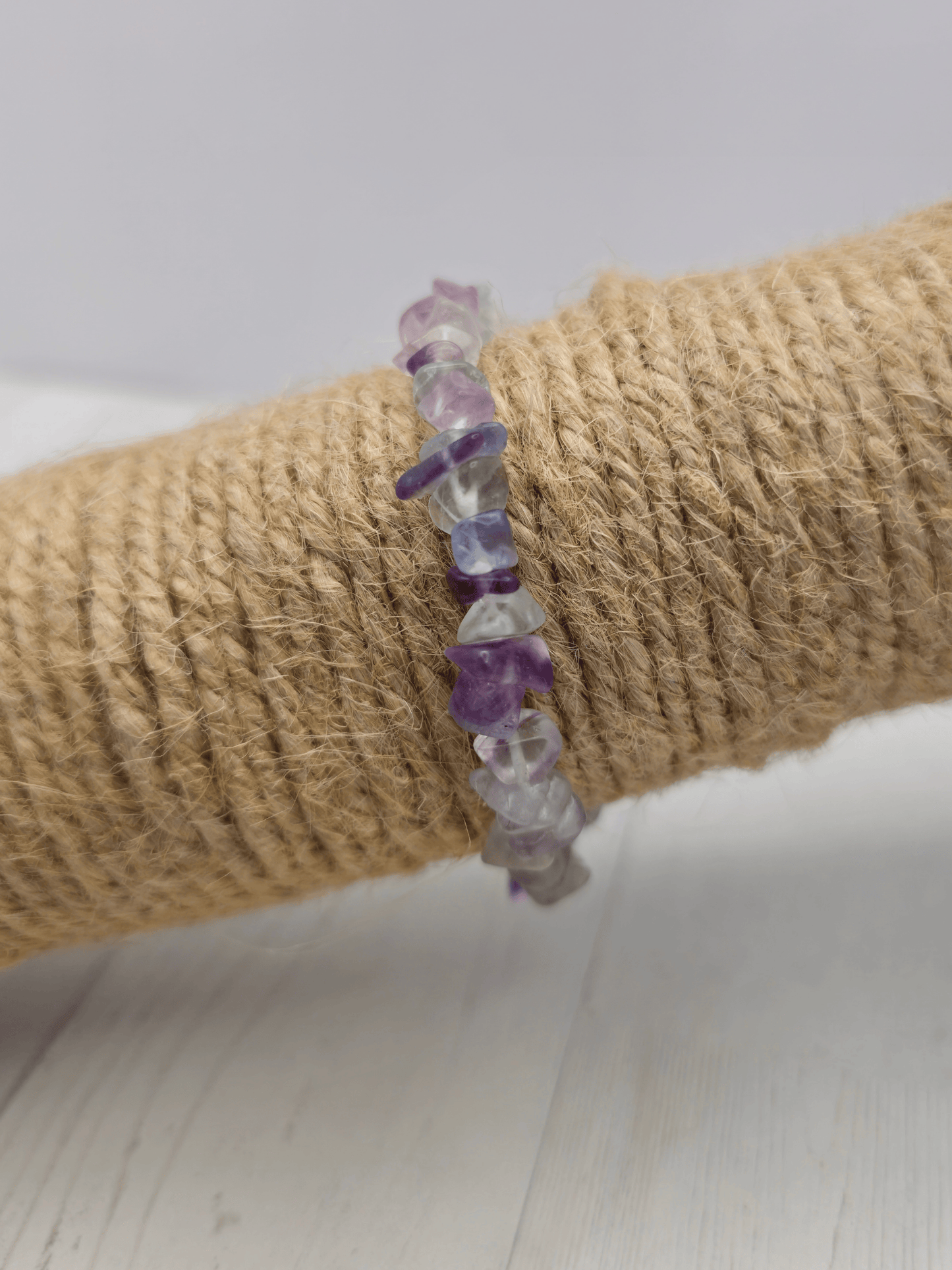 Pulsera de fluorita con chips barrocos en hilo elástico, piedra de claridad mental, equilibrio emocional y protección energética