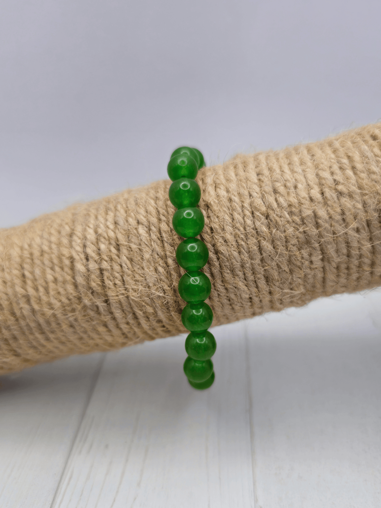 Pulsera de jade nefrita con bolas de 8 mm, montada en hilo elástico, ideal para atraer prosperidad, calma y equilibrio emocional.