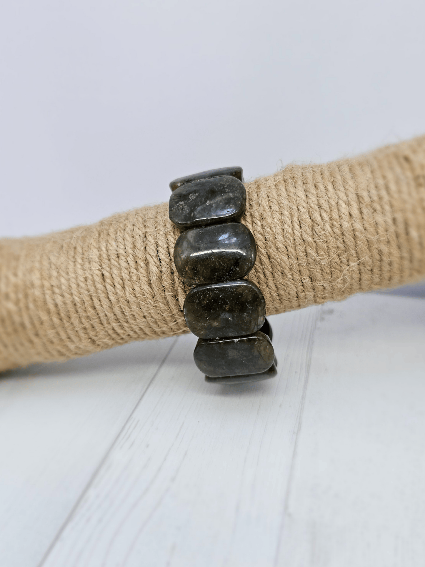 Pulsera de óvalos lisos de labradorita natural, 16–18 cm, piedra de protección y despertar espiritual.
