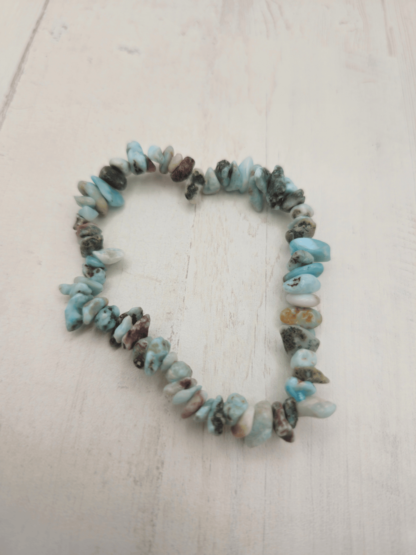Pulsera de Larimar con chips barrocos en hilo elástico, ideal para aportar calma y mejorar la comunicación emocional