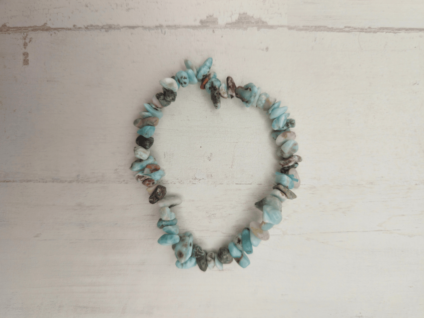 Pulsera de Larimar con chips barrocos en hilo elástico, ideal para aportar calma y mejorar la comunicación emocional