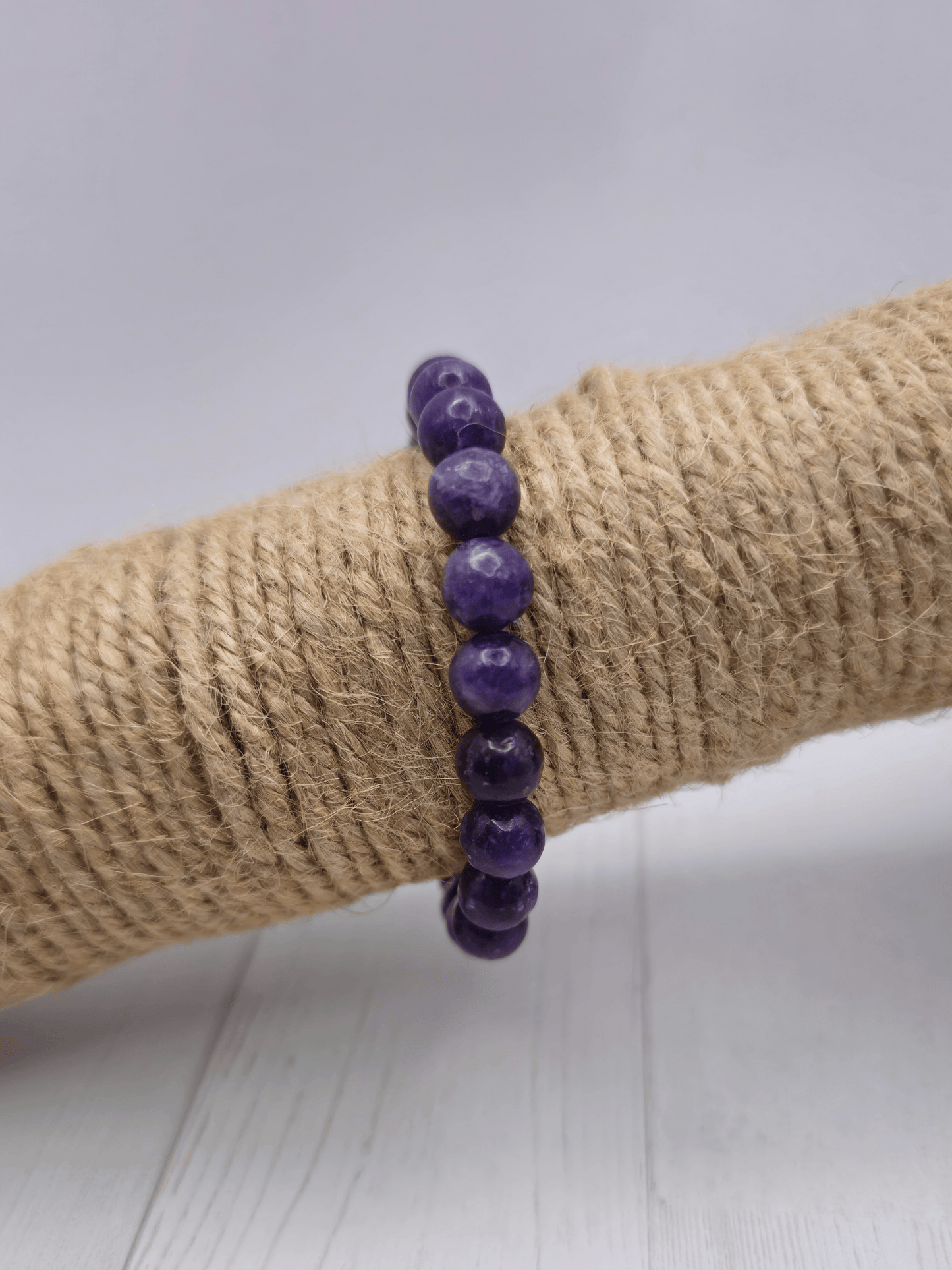 Pulsera de lepidolita con bolas de 8 mm, montada en hilo elástico, ideal para calma emocional, serenidad y conexión espiritual.