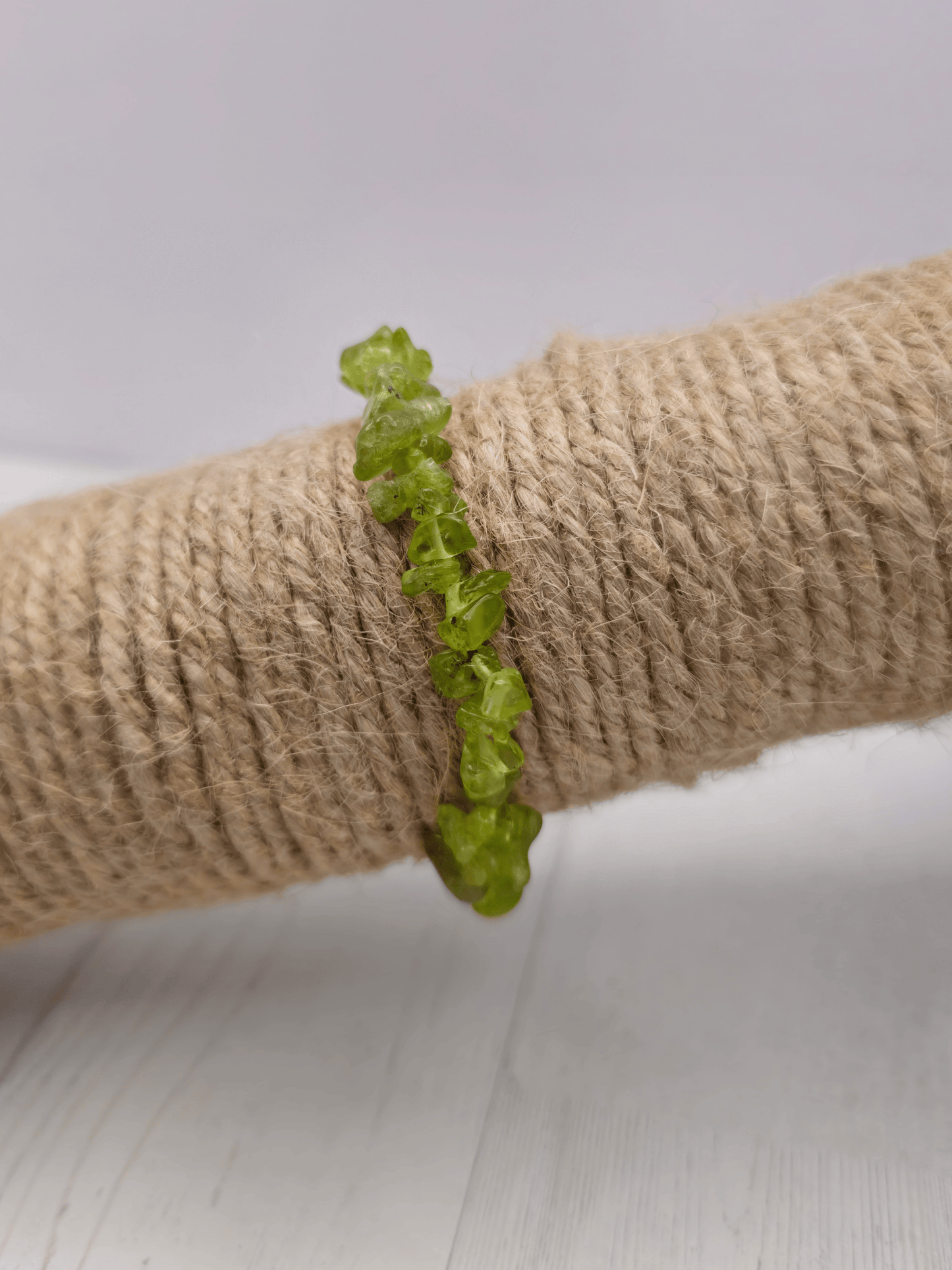 Pulsera de olivino barroco en hilo elástico, chips naturales verdes que simbolizan renovación emocional, protección y prosperidad